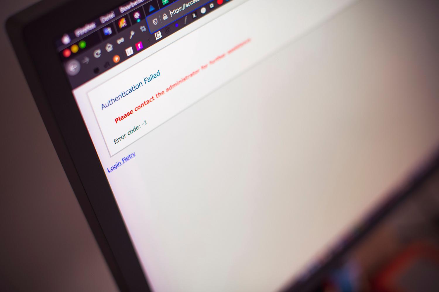 Primer plano de una pantalla con el mensaje 'Authentication Failed', ilustrando los errores de permisos y acceso en sistemas. Primer plano de una pantalla con el mensaje 'Authentication Failed', ilustrando los errores de permisos y acceso en sistemas.