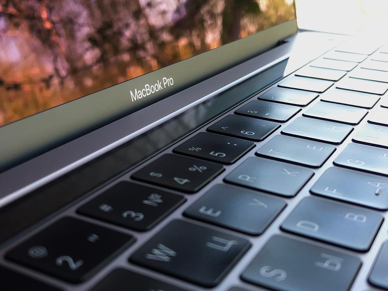 Primer plano detallado del teclado de un MacBook Pro, ideal para secciones de comandos de Terminal y reparación del sistema