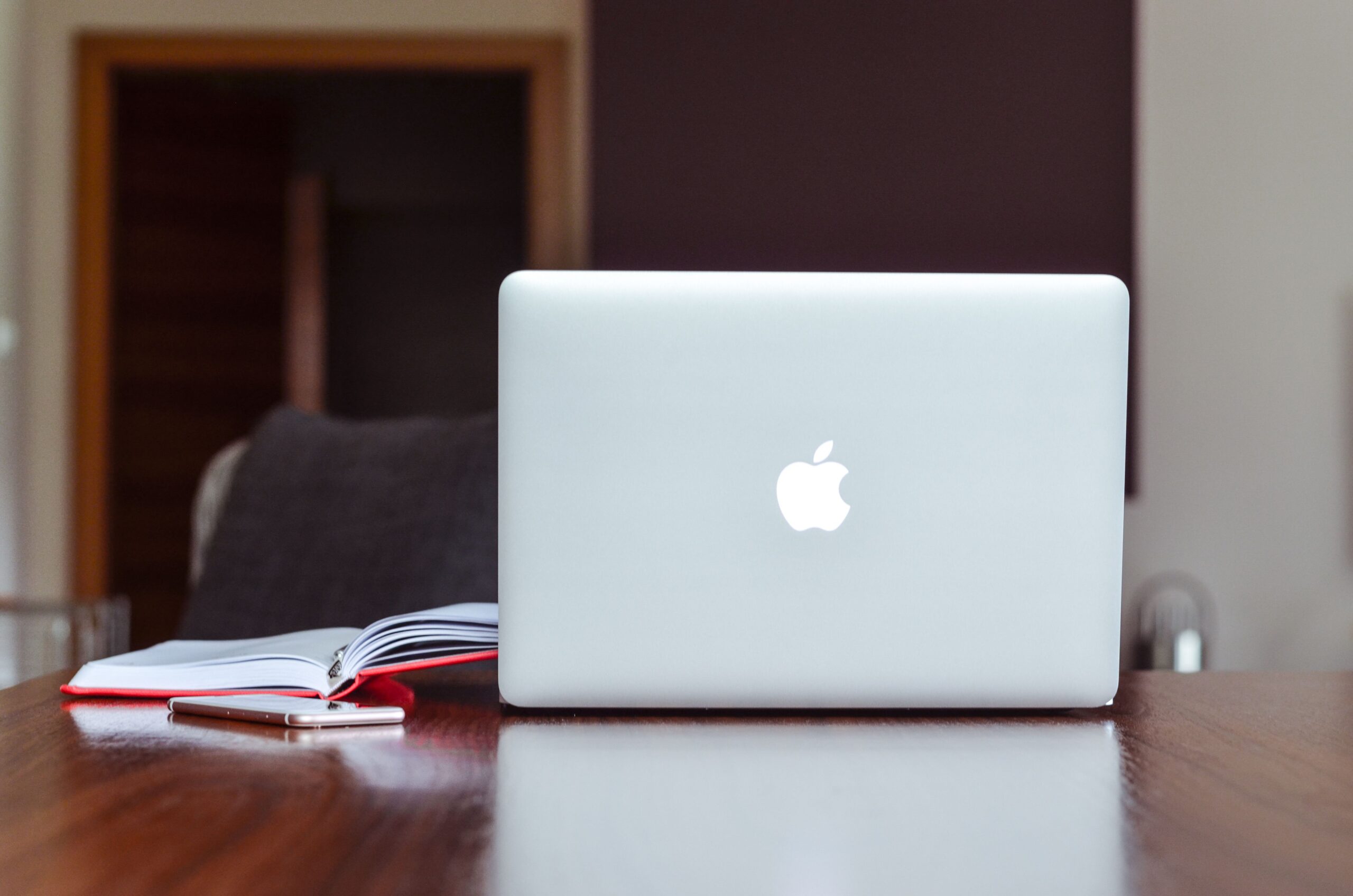 Espacio de trabajo minimalista y profesional con un MacBook, ideal para ilustrar soluciones tecnológicas.