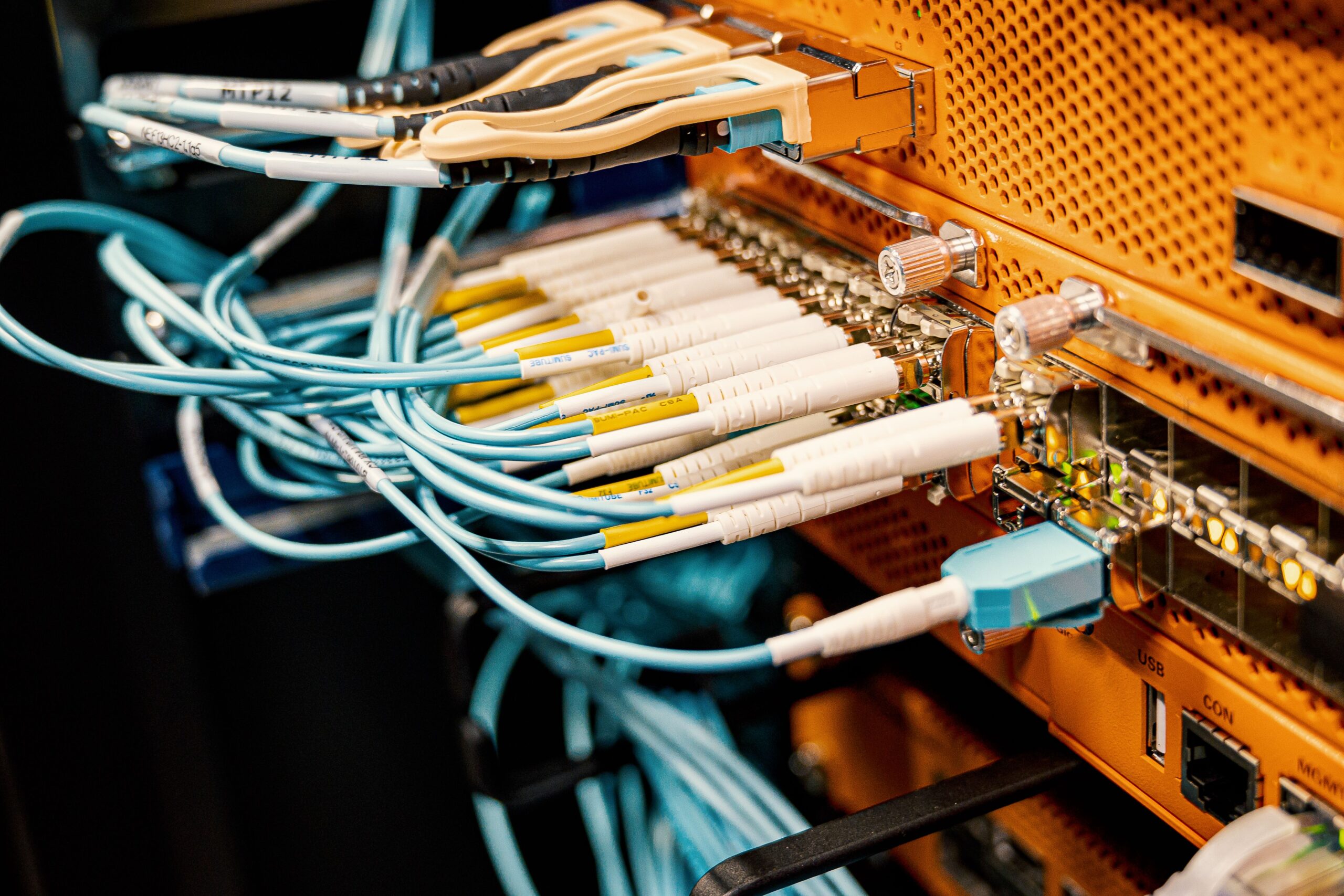 Detalle de hardware de red y cables Ethernet para la revisión de conectividad y routers.