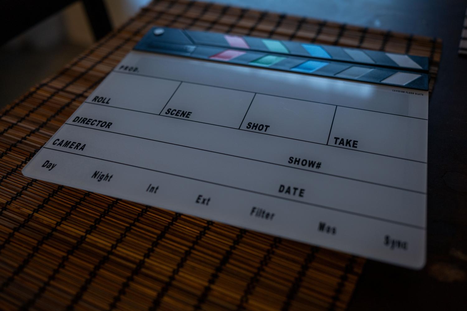 Claqueta de cine profesional utilizada para sincronizar el sonido y la imagen durante la grabación