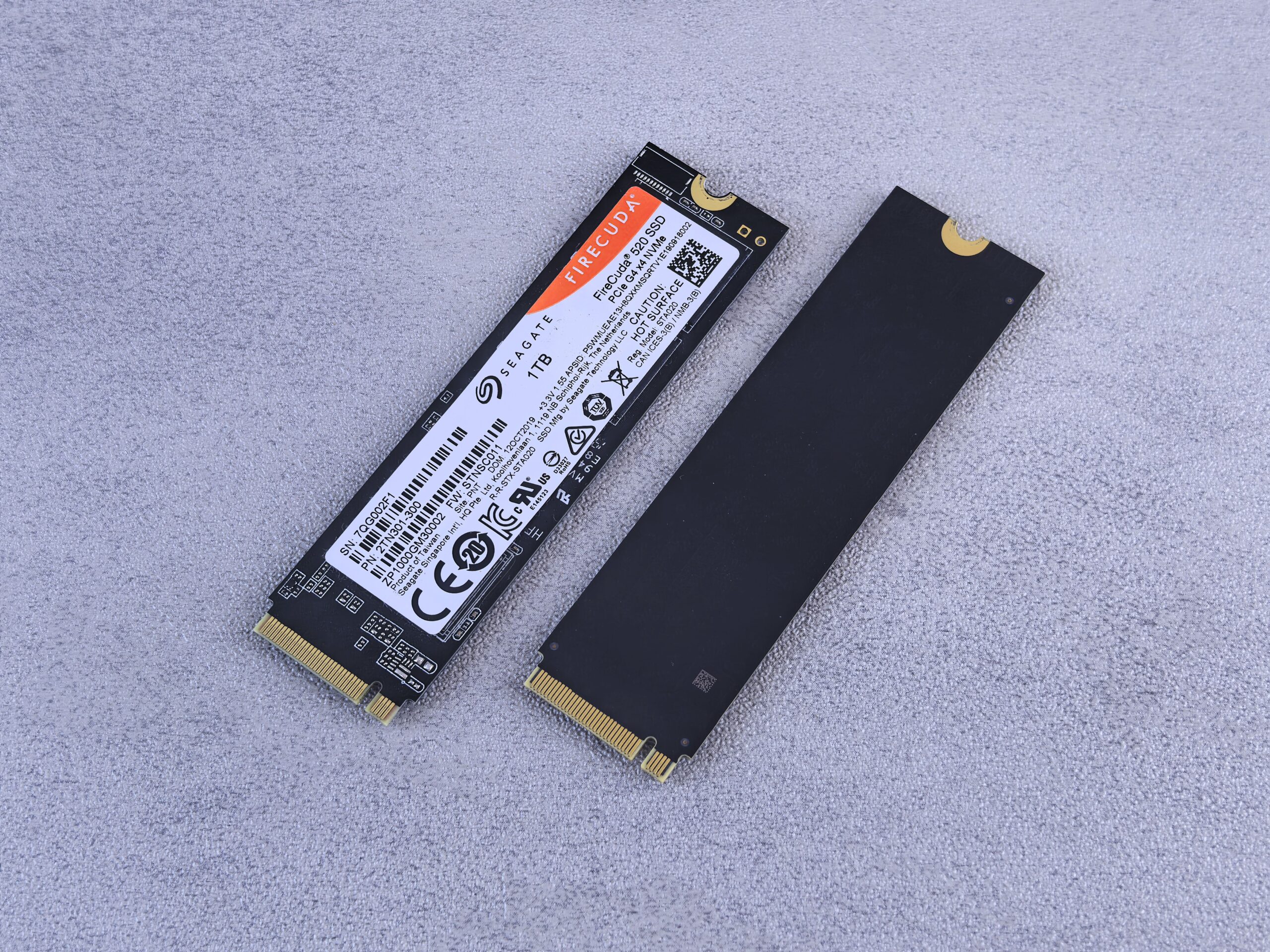 Discos SSD NVMe de alto rendimiento sobre fondo neutro, ideales para ilustrar la tecnología de almacenamiento moderno.