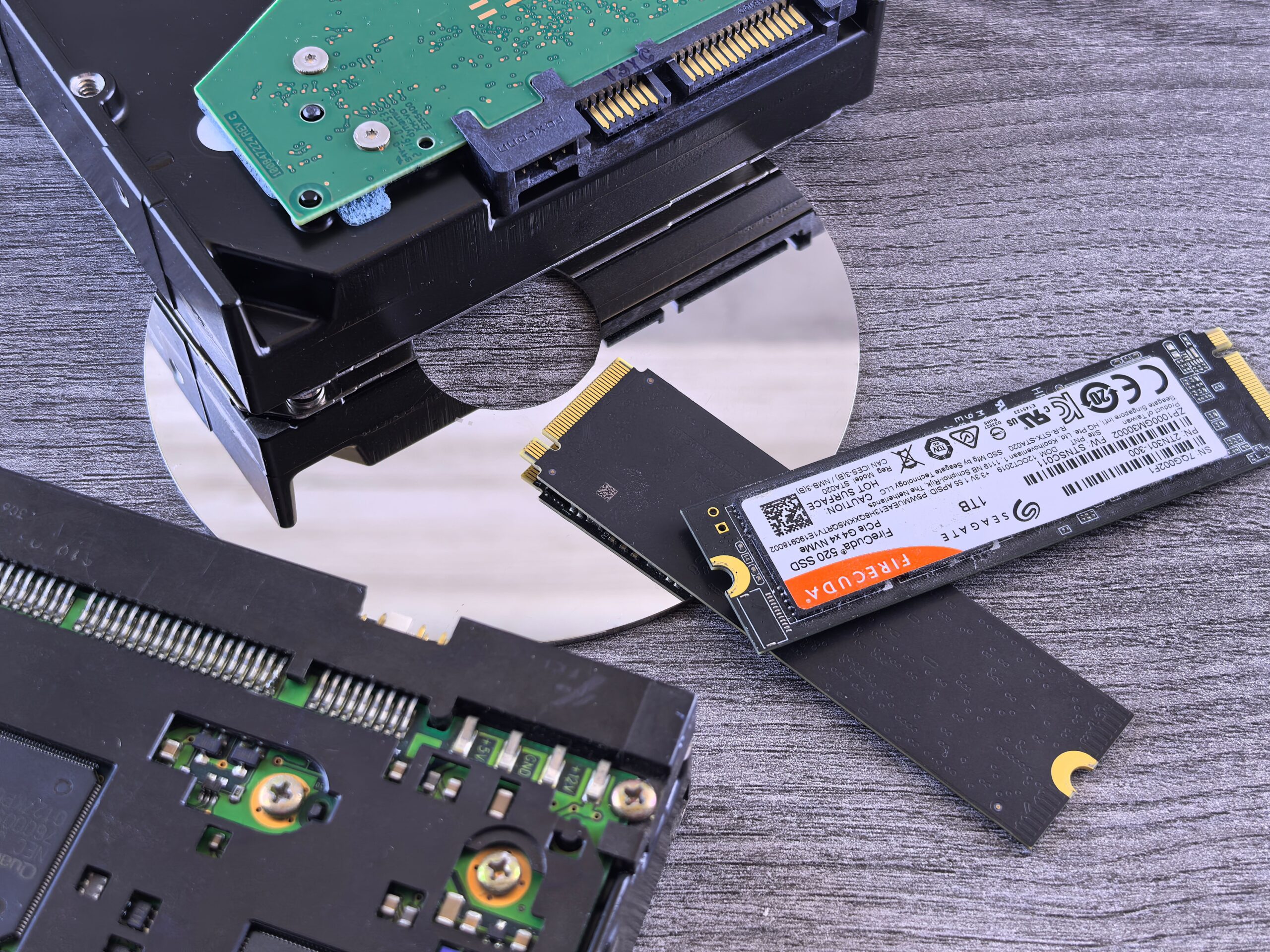 Comparativa visual entre un disco duro mecánico HDD tradicional y un SSD NVMe moderno.
