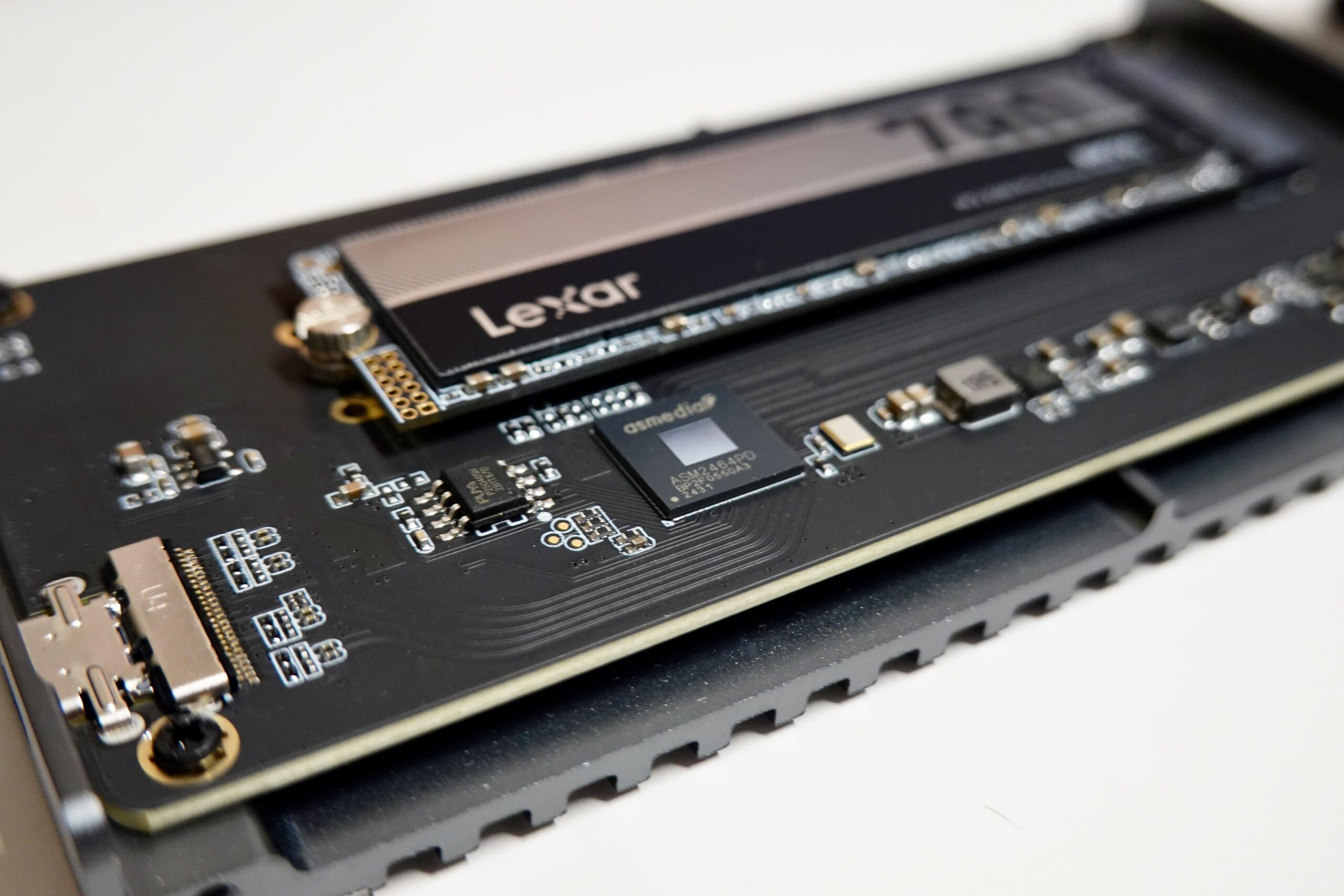 Detalle técnico de un controlador de SSD M.2 en una placa de circuito, representando el cerebro o firmware del dispositivo.