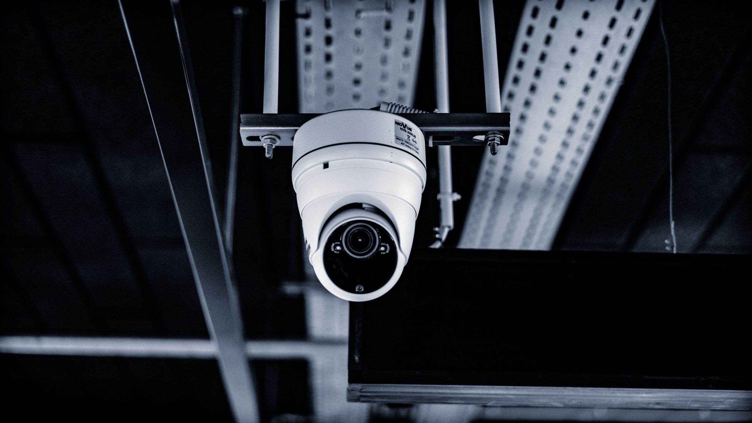 Cámara de vigilancia profesional tipo domo en un entorno industrial, destacando la seguridad física avanzada.