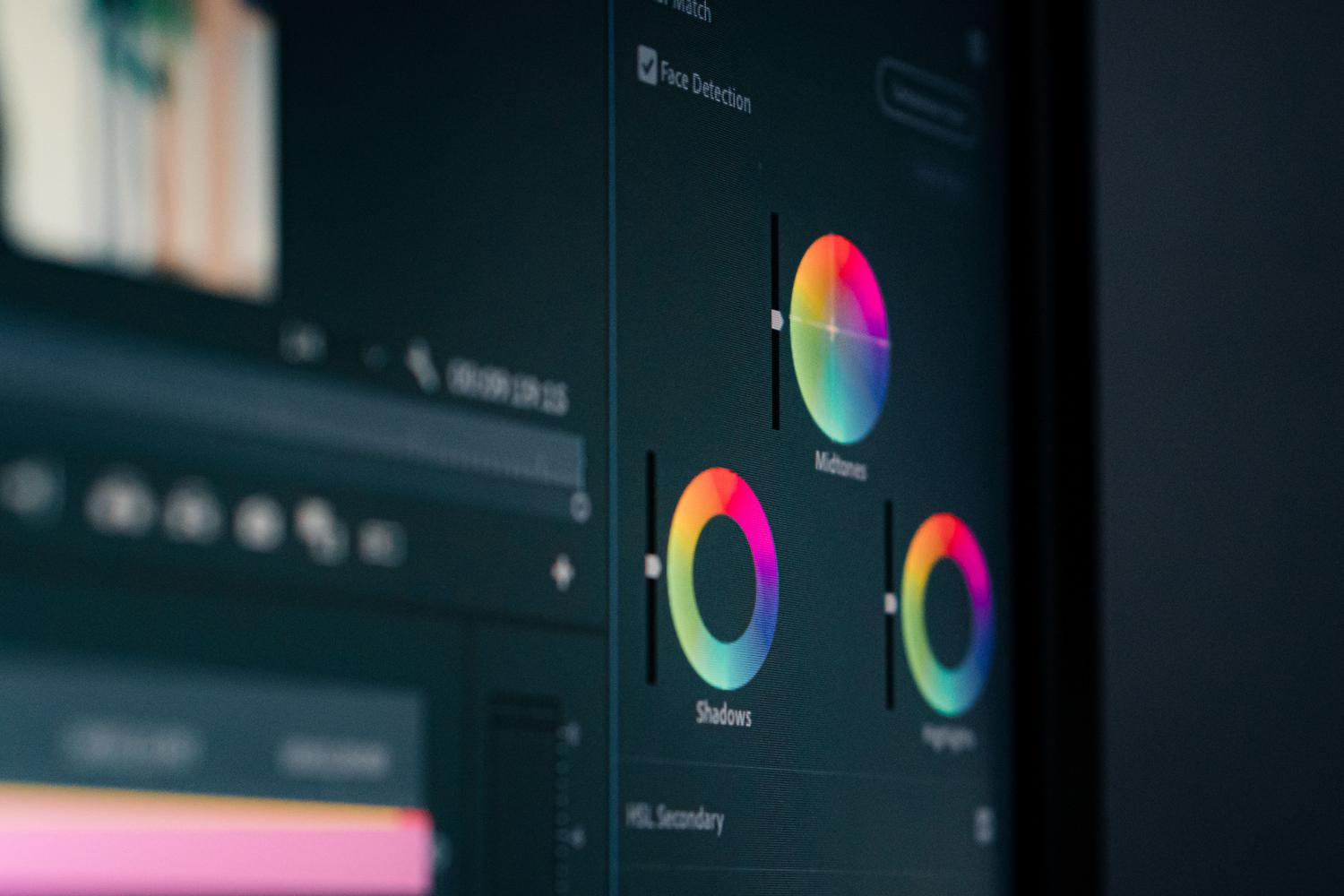 Primer plano de ruedas de color en un software de edición de vídeo, representando la optimización de perfiles cromáticos en postproducción.
