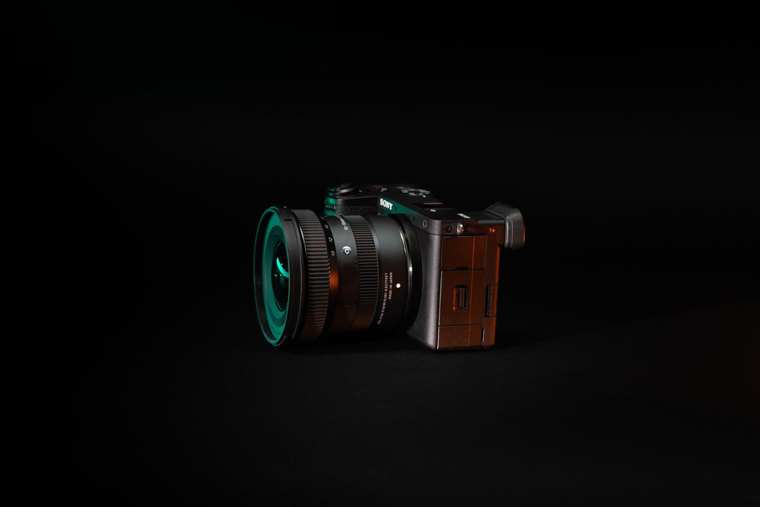 Cámara mirrorless Sony con iluminación cinematográfica, ideal para ilustrar la configuración de perfiles de color en vídeo.