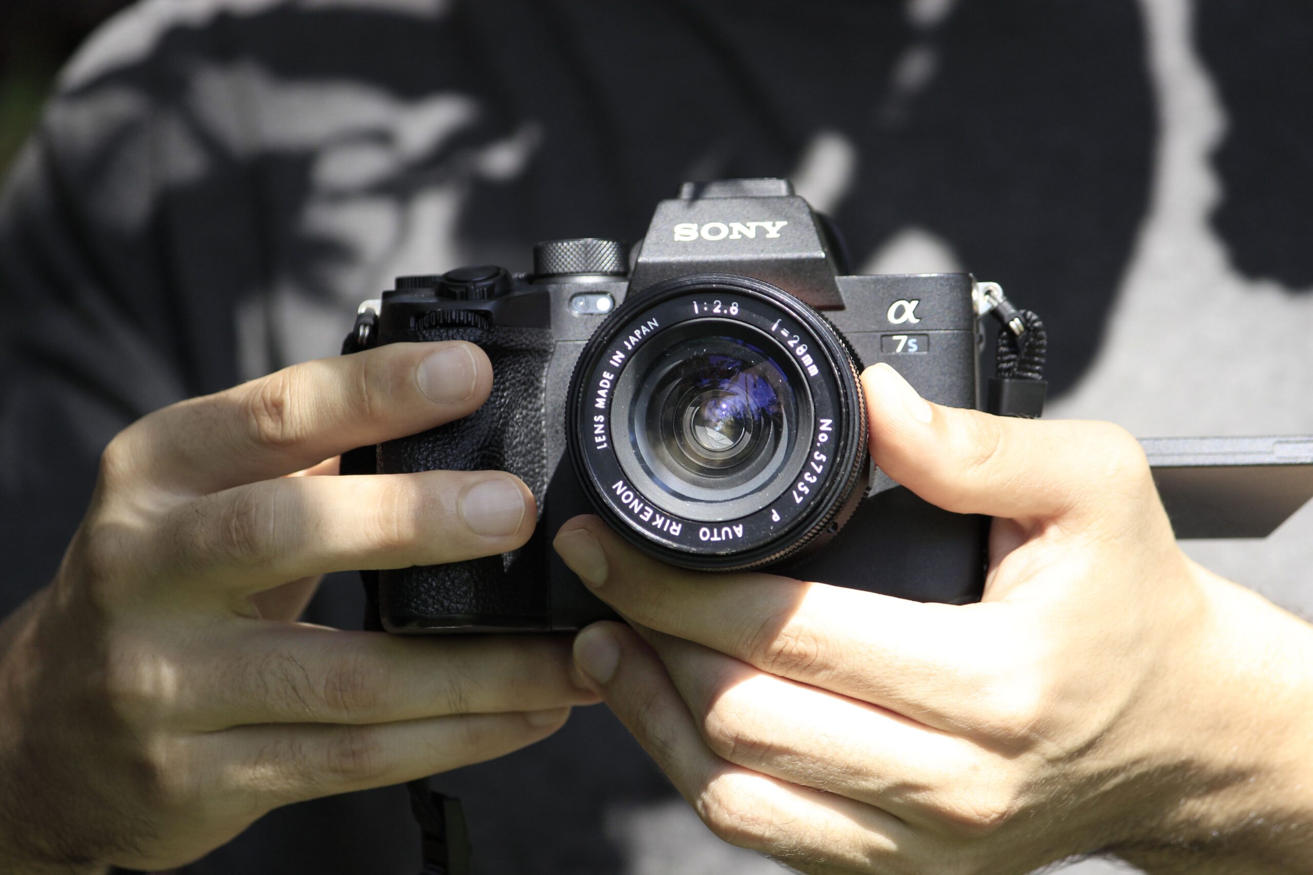 Fotógrafo utilizando una cámara mirrorless Sony en un entorno exterior, aportando contexto real al uso de la tecnología actualizada.