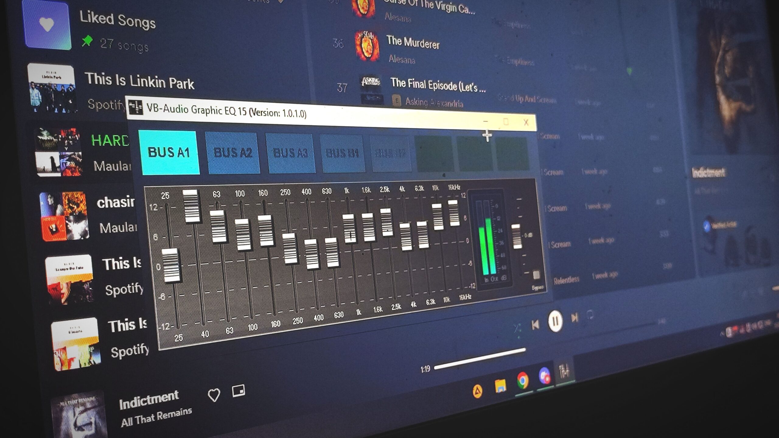 Interfaz de un ecualizador gráfico de audio digital en la pantalla de un ordenador portátil, ilustrando la configuración de software y controladores.