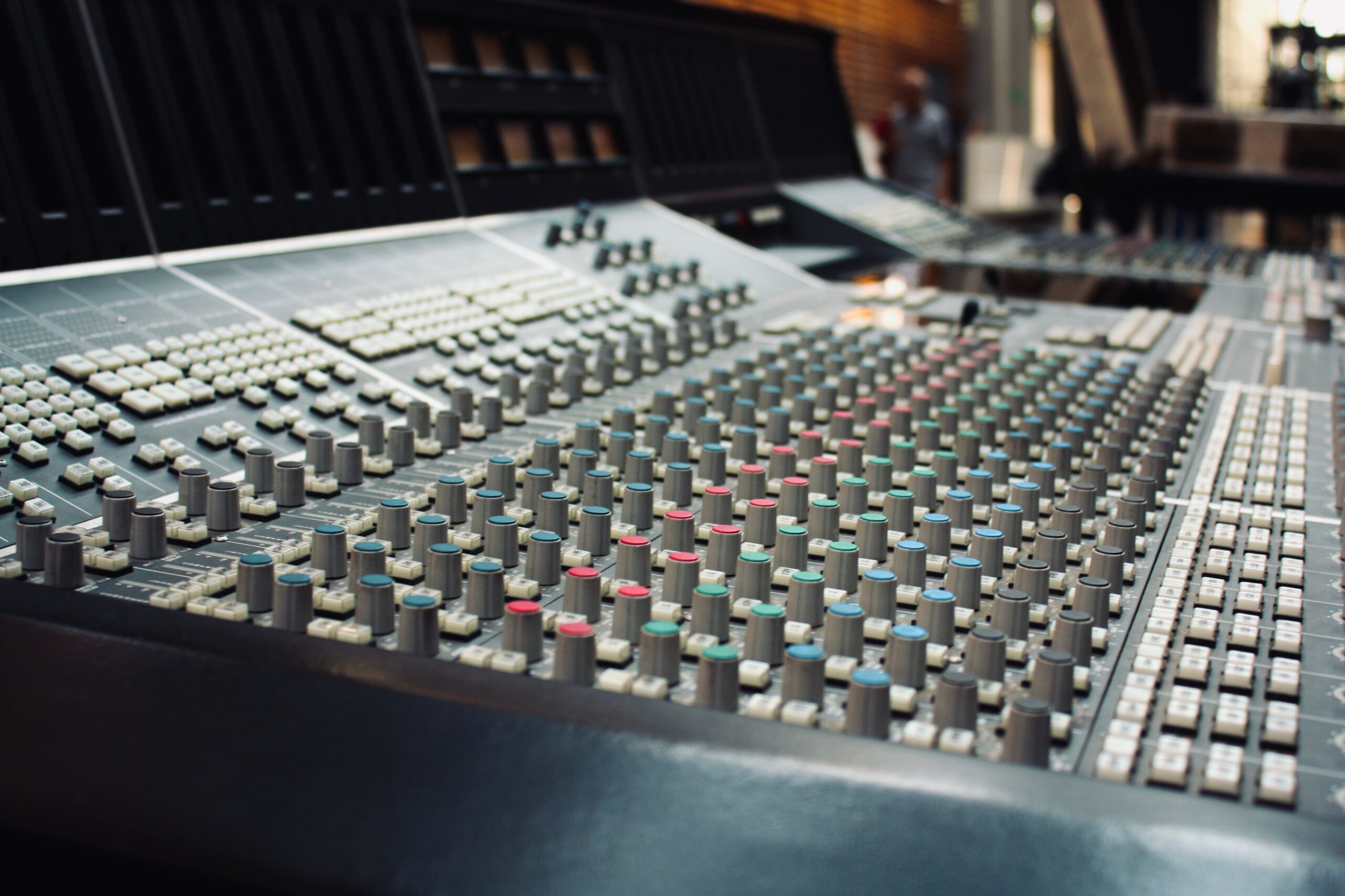 Consola de mezcla de audio profesional en un estudio, representando el hardware avanzado que requiere firmware actualizado.