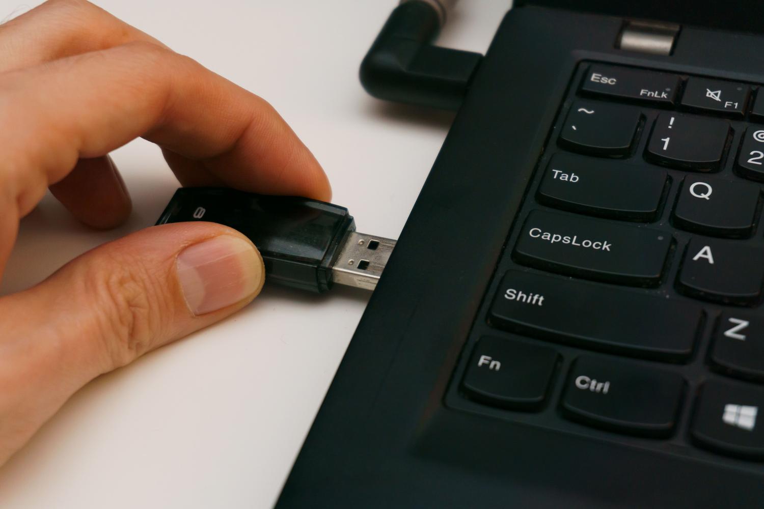 Inserción de un pendrive USB en un ordenador portátil para copia de seguridad