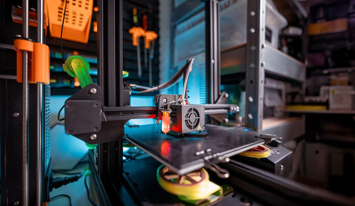 Impresora 3D trabajando en un taller tecnológico