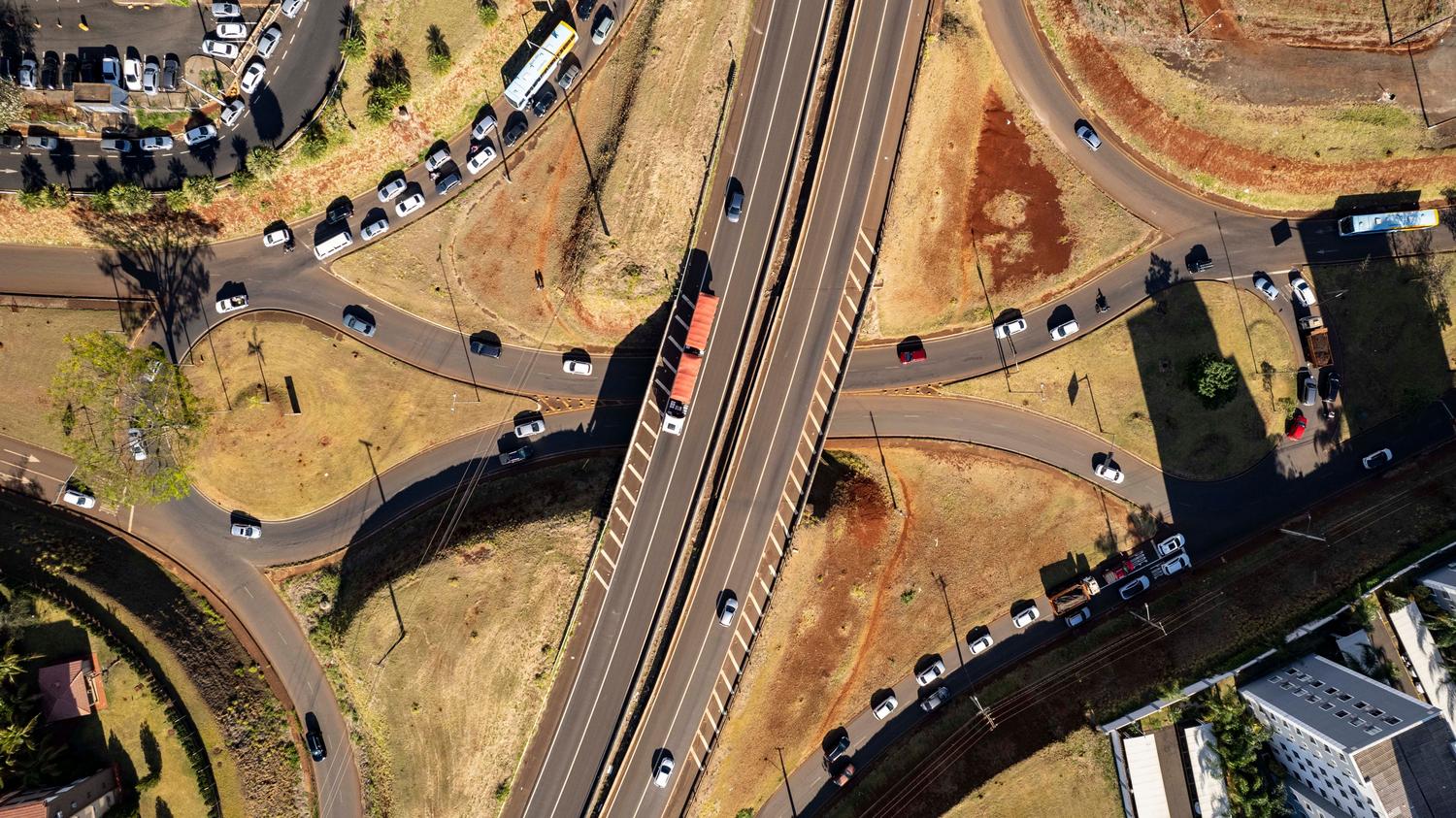 Vista aérea de un intercambiador de autopistas, sirviendo como analogía visual del flujo de tráfico de datos y la priorización de QoS.
