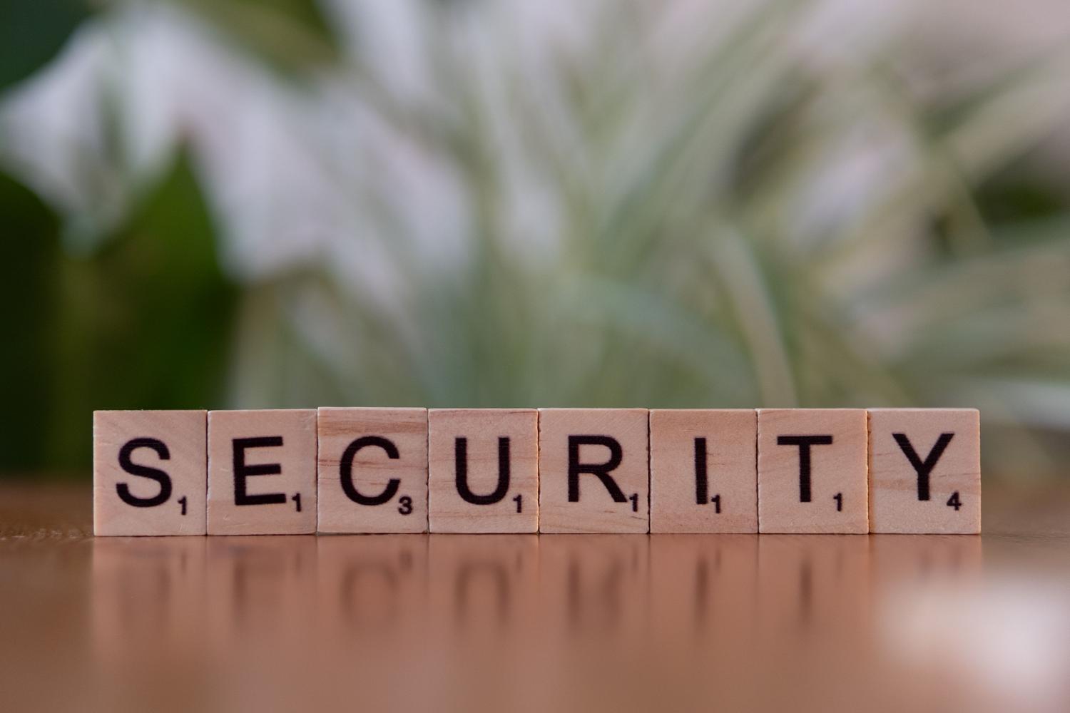 Fichas de madera formando la palabra SECURITY, simbolizando la privacidad de los datos y el cumplimiento de normativas como el GDPR