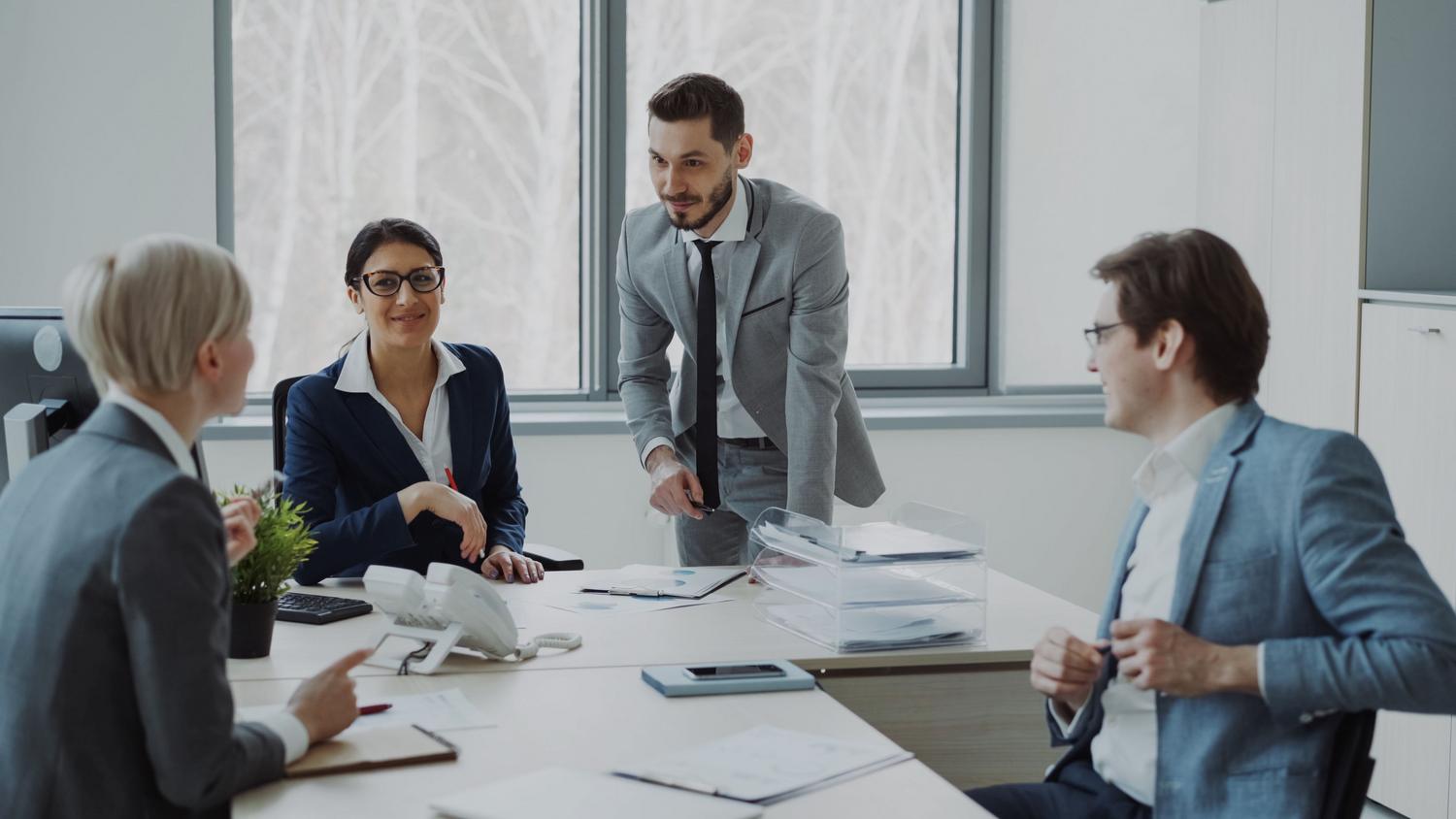 Equipo de profesionales en una oficina moderna, representando el uso de traducciones de alta calidad para contextos empresariales y corporativos