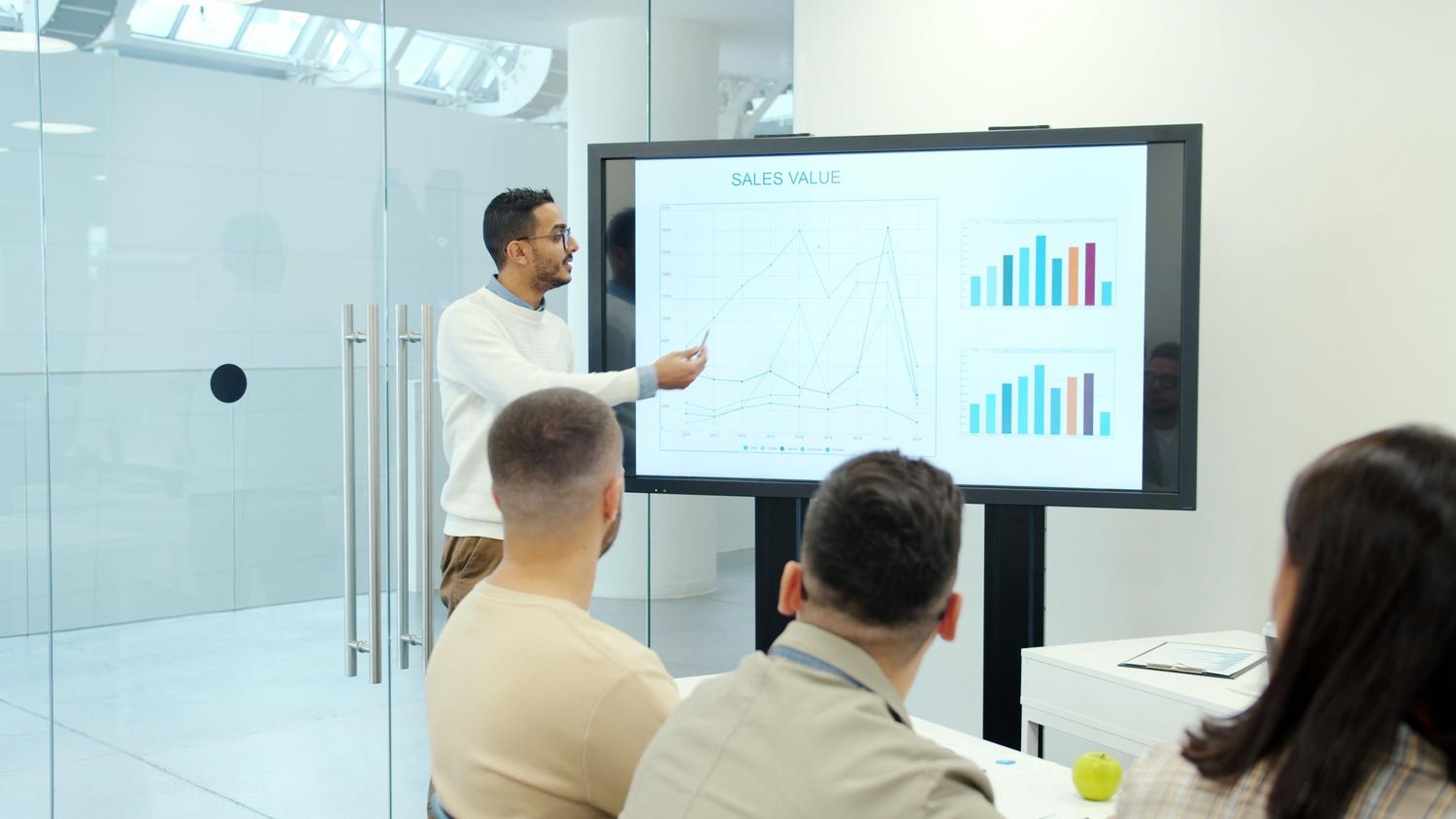 Presentación de análisis de crecimiento de ventas con gráficos, ideal para la sección de medición de resultados y optimización del pipeline.