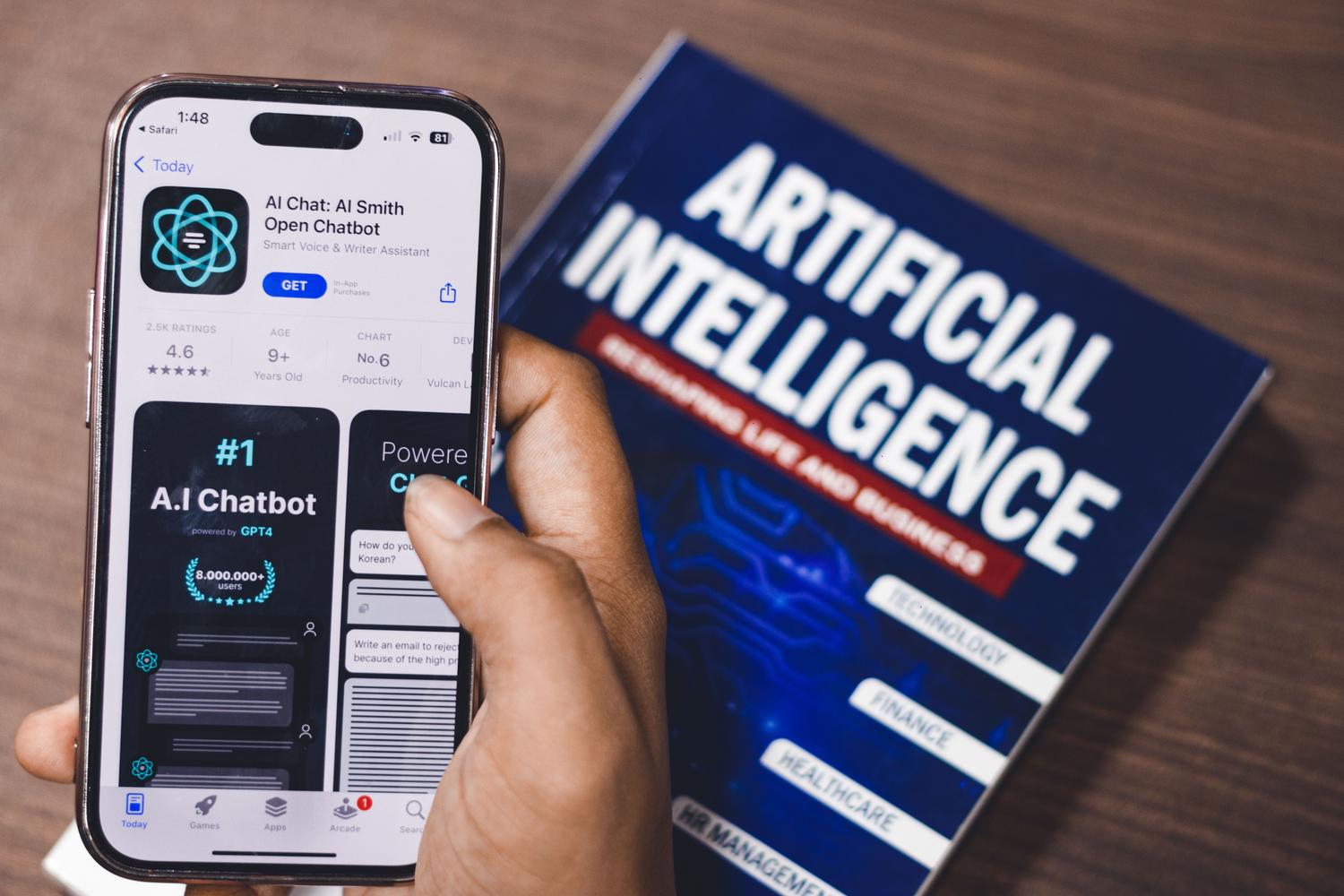 Primer plano de un smartphone mostrando la interfaz de un chatbot de inteligencia artificial. Primer plano de un smartphone mostrando la interfaz de un chatbot de inteligencia artificial.