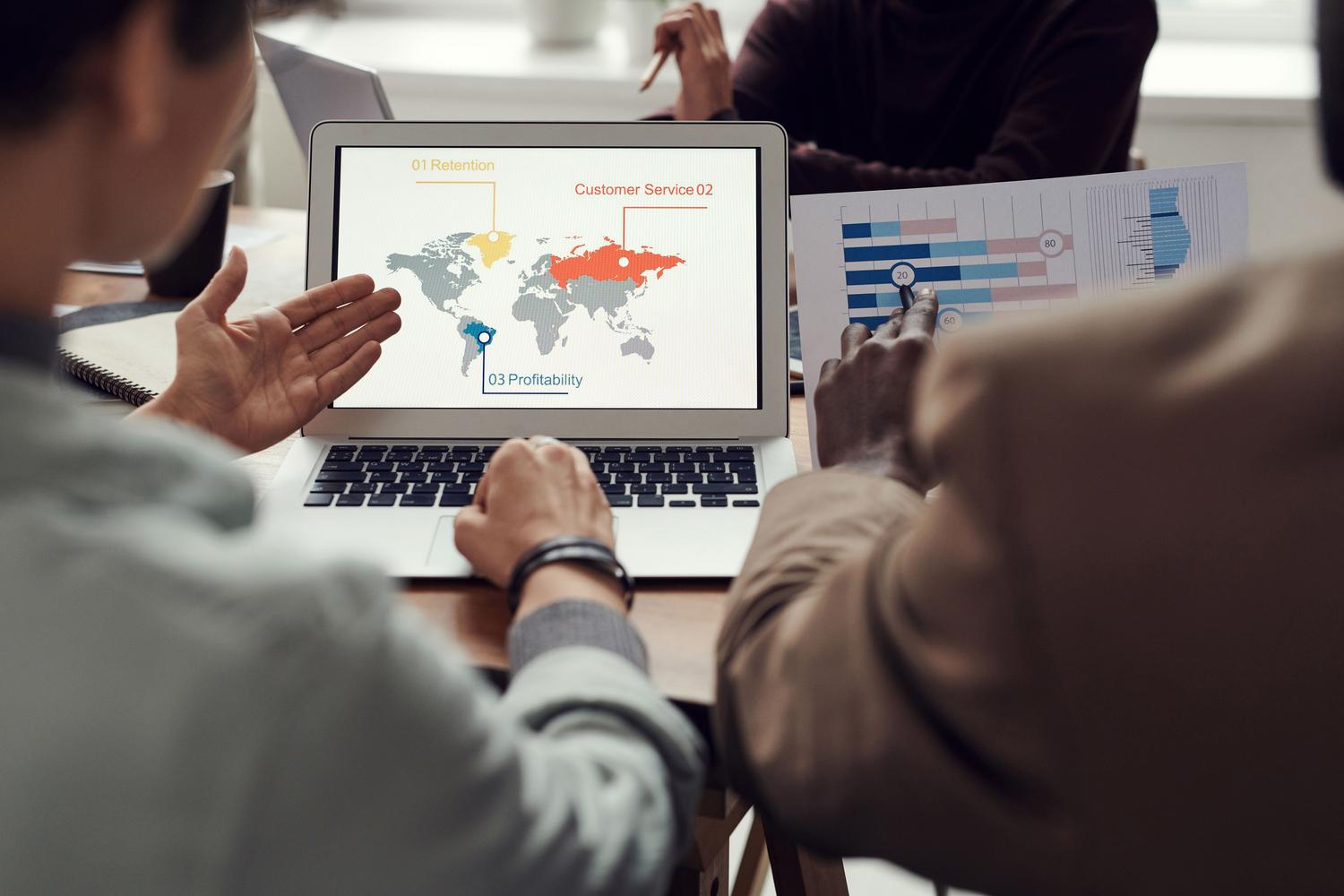 Profesionales analizando datos de métricas y satisfacción del cliente en un ordenador portátil. Profesionales analizando datos de métricas y satisfacción del cliente en un ordenador portátil.