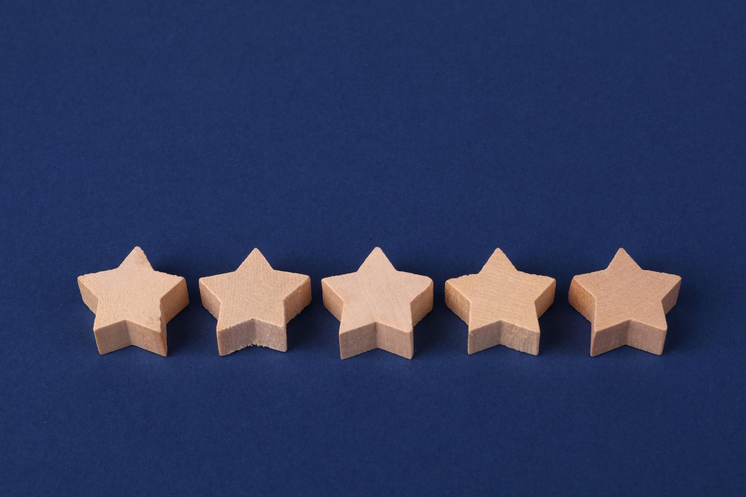 Representación visual de la satisfacción del cliente con cinco estrellas sobre un fondo azul. Representación visual de la satisfacción del cliente con cinco estrellas sobre un fondo azul.