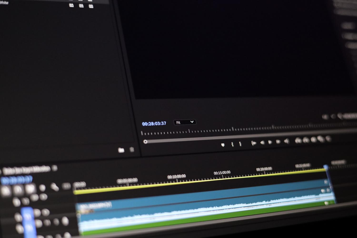 Primer plano de la interfaz de un software de edición de vídeo mostrando la línea de tiempo, ideal para ilustrar flujos de trabajo y reducción de tiempo de edición.