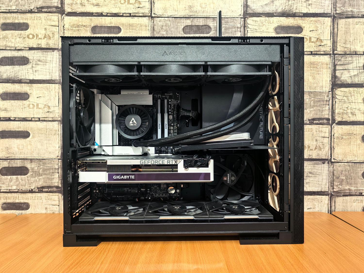 Vista interna de un PC gaming moderno con refrigeración líquida y GPU RTX, ideal para el despliegue de IA en Windows.