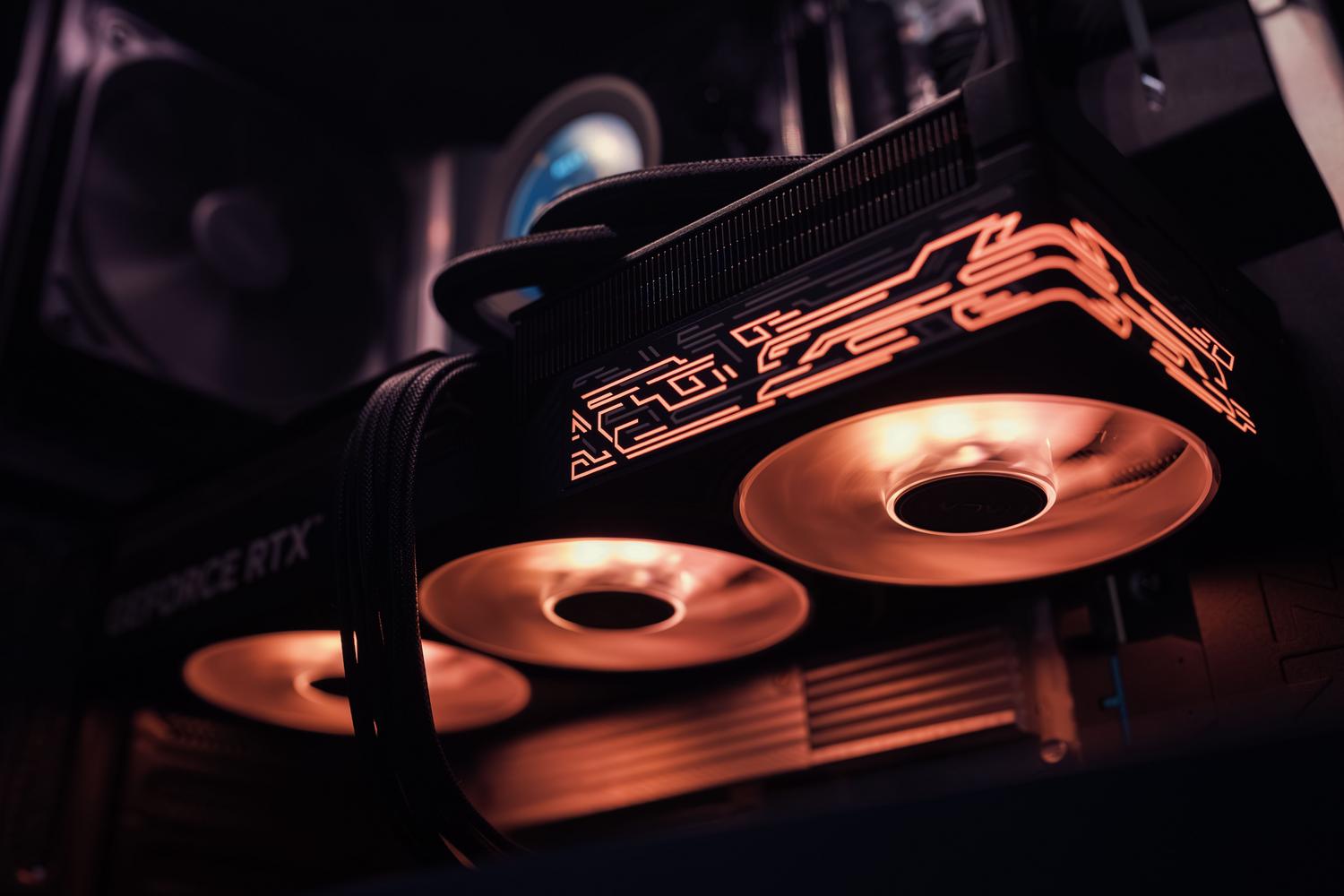 Primer plano de una tarjeta gráfica NVIDIA RTX de alta gama, componente esencial para ejecutar modelos de lenguaje locales.