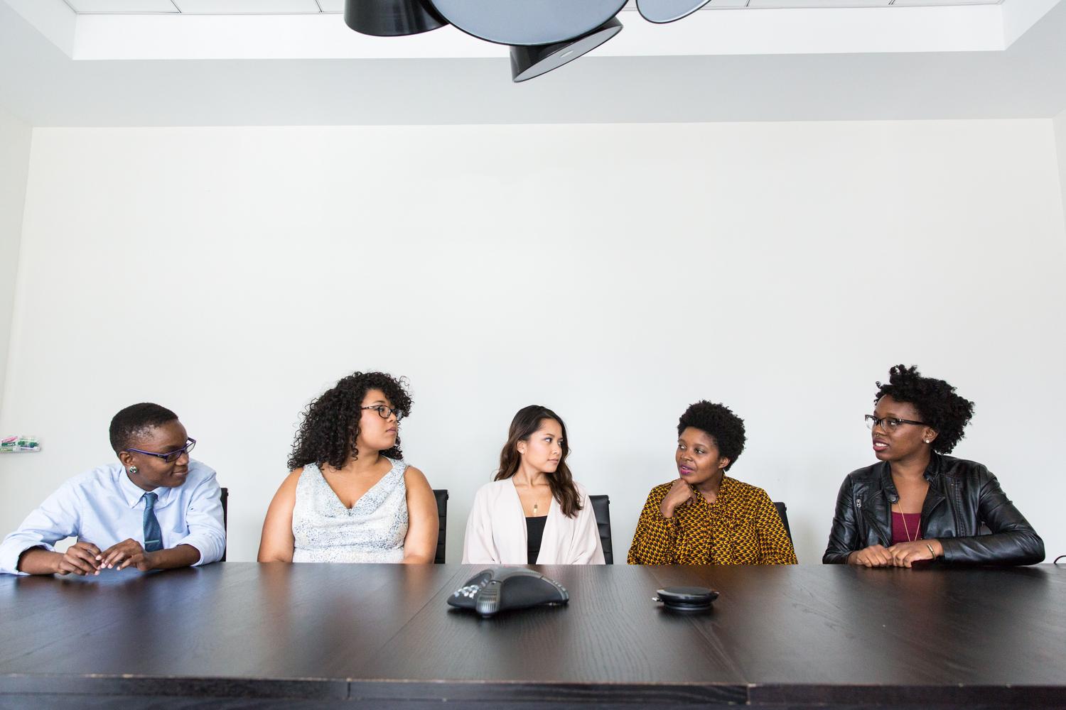 Grupo diverso de profesionales en una reunión de oficina, ilustrando la equidad y la diversidad en el entorno laboral