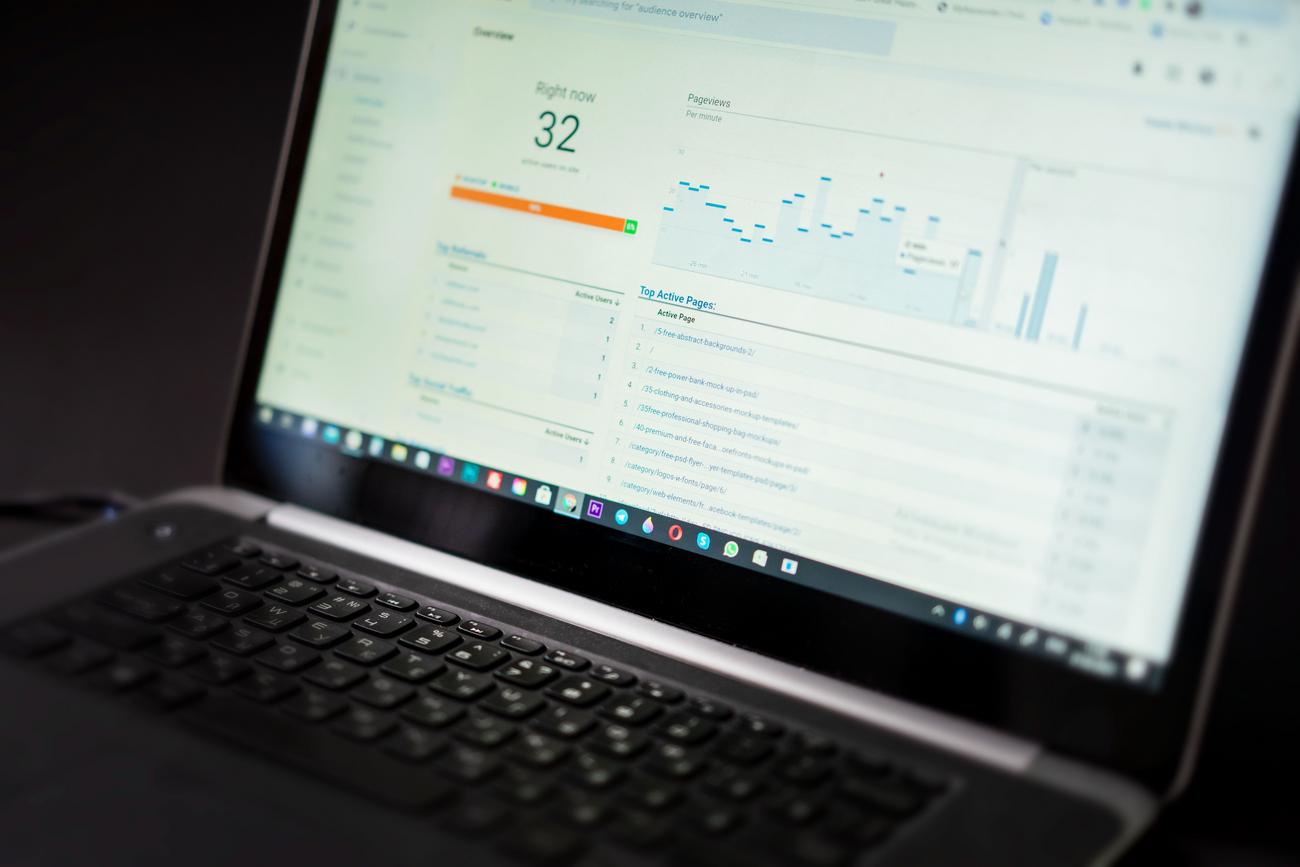 Panel de análisis de datos en tiempo real en un ordenador portátil para la optimización de ventas.