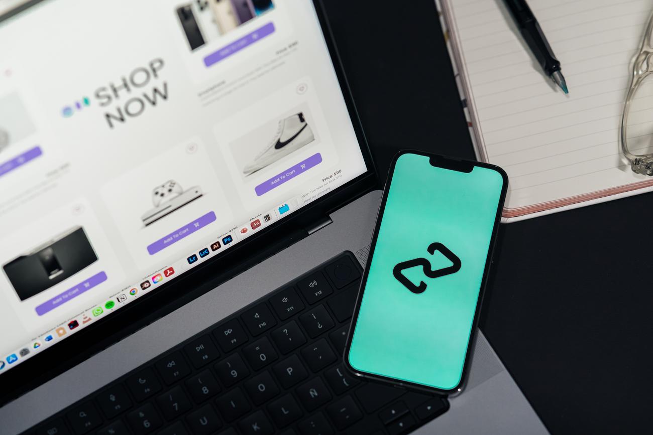 Dispositivos móviles y ordenador mostrando una experiencia de compra personalizada en e-commerce.