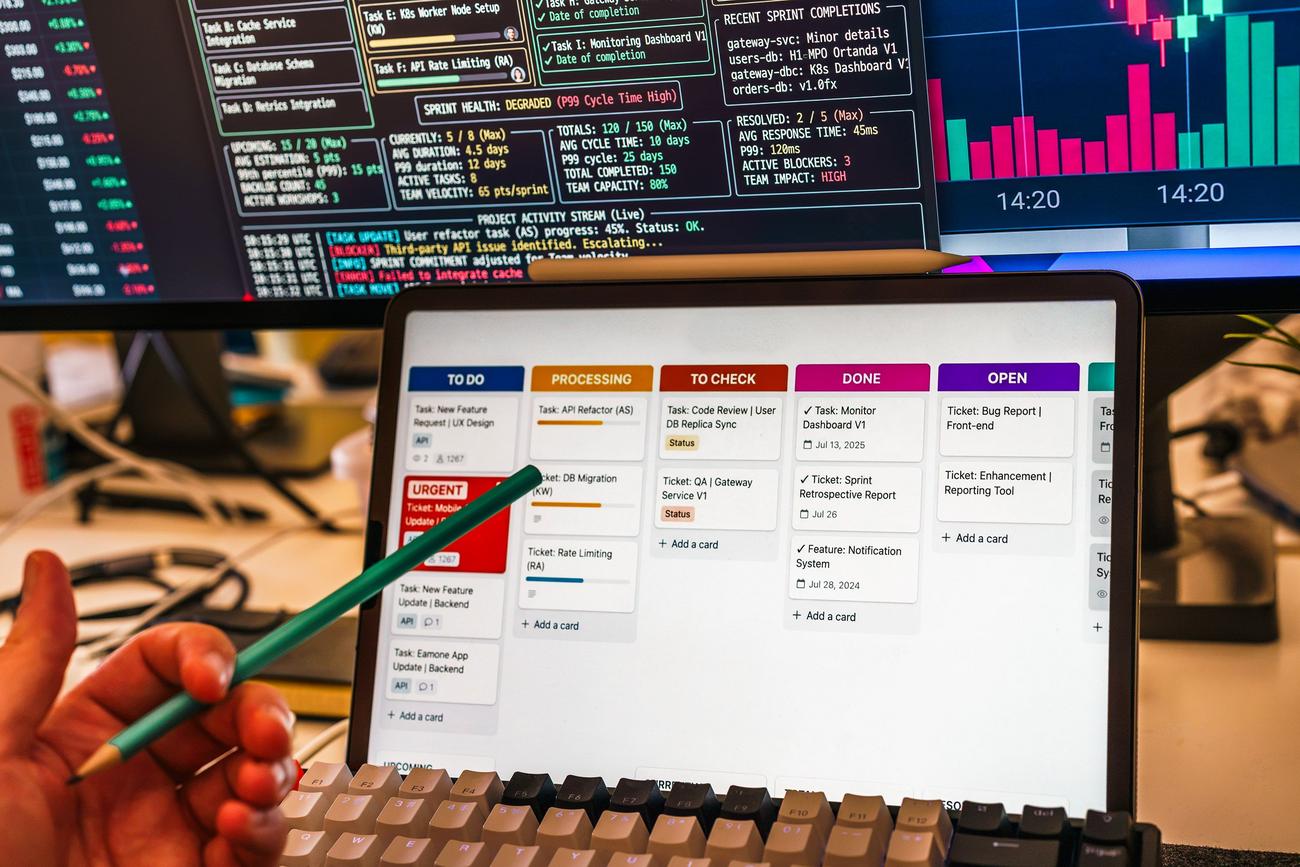 Entorno de trabajo digital con múltiples pantallas mostrando flujos de trabajo y automatizaciones de CRM.