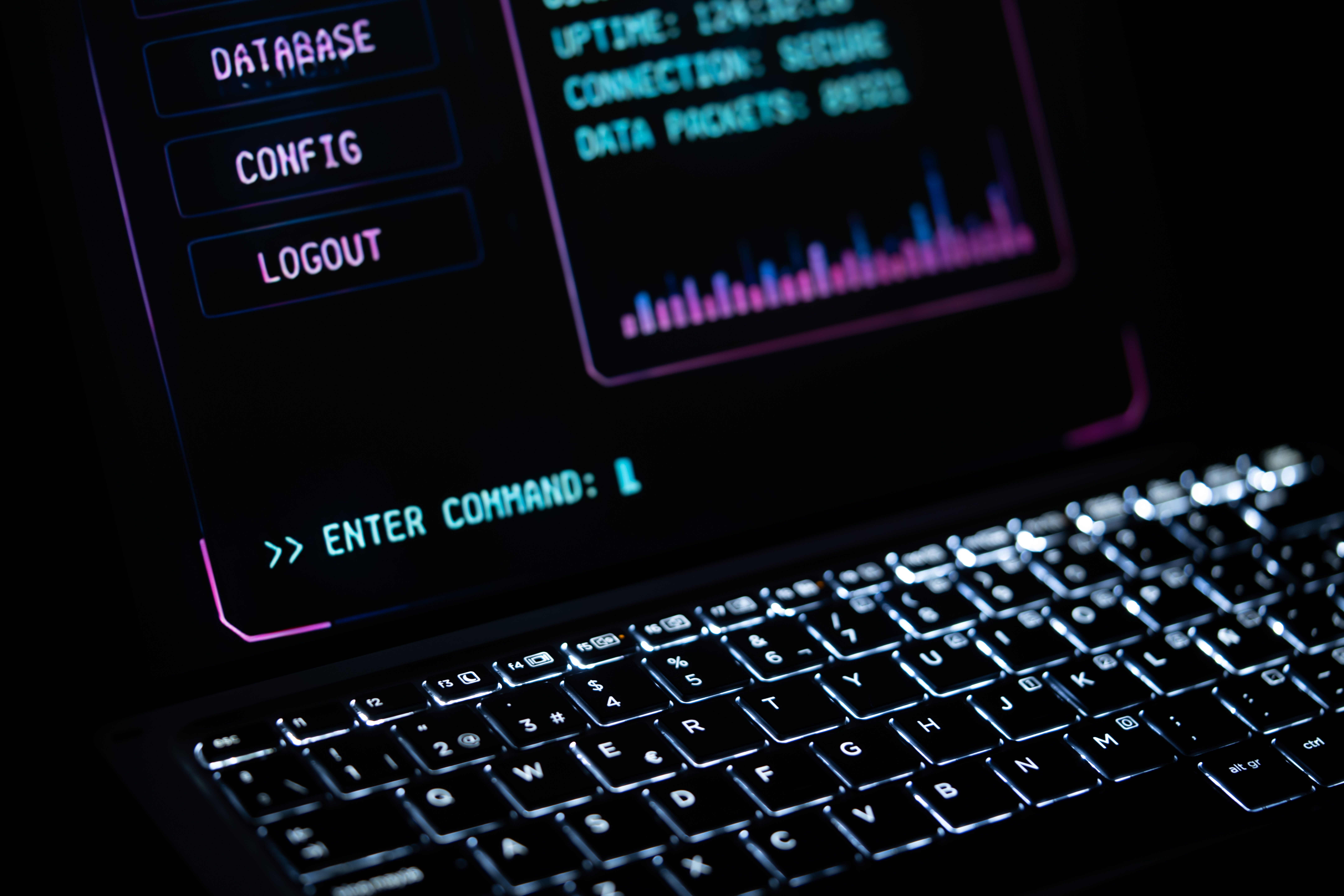 Optimización técnica de la IA y la búsqueda semántica en la web Primer plano de una interfaz de laptop con códigos y gráficos de neón, representando la implementación técnica y optimización de la IA en la web.