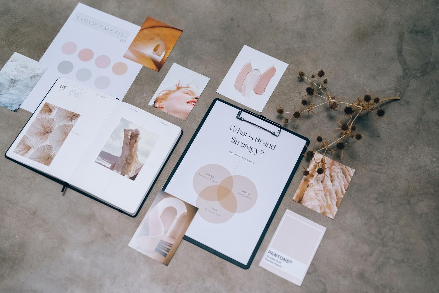 Composición minimalista de estrategia de marca con moodboard y paleta de colores neutros sobre una superficie de hormigón.