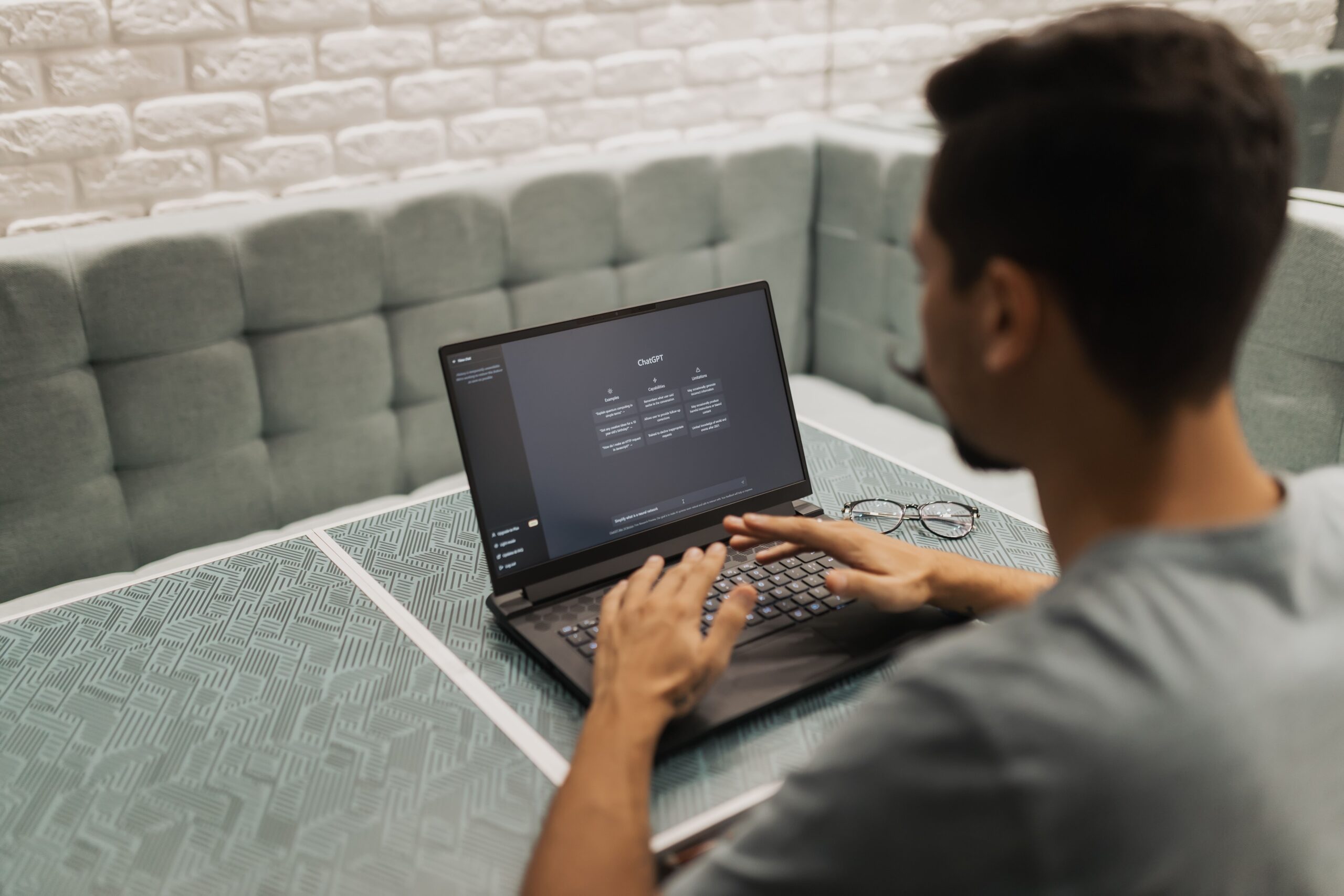 Profesional utilizando un portátil con herramientas de IA en una oficina moderna para optimizar su productividad personal y carga administrativa.