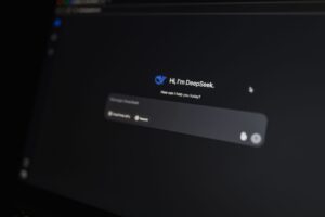 최신 AI 채팅 인터페이스의 다크 모드는 프롬프트 디자인 및 지침 엔지니어링을 설명하는 데 이상적입니다.