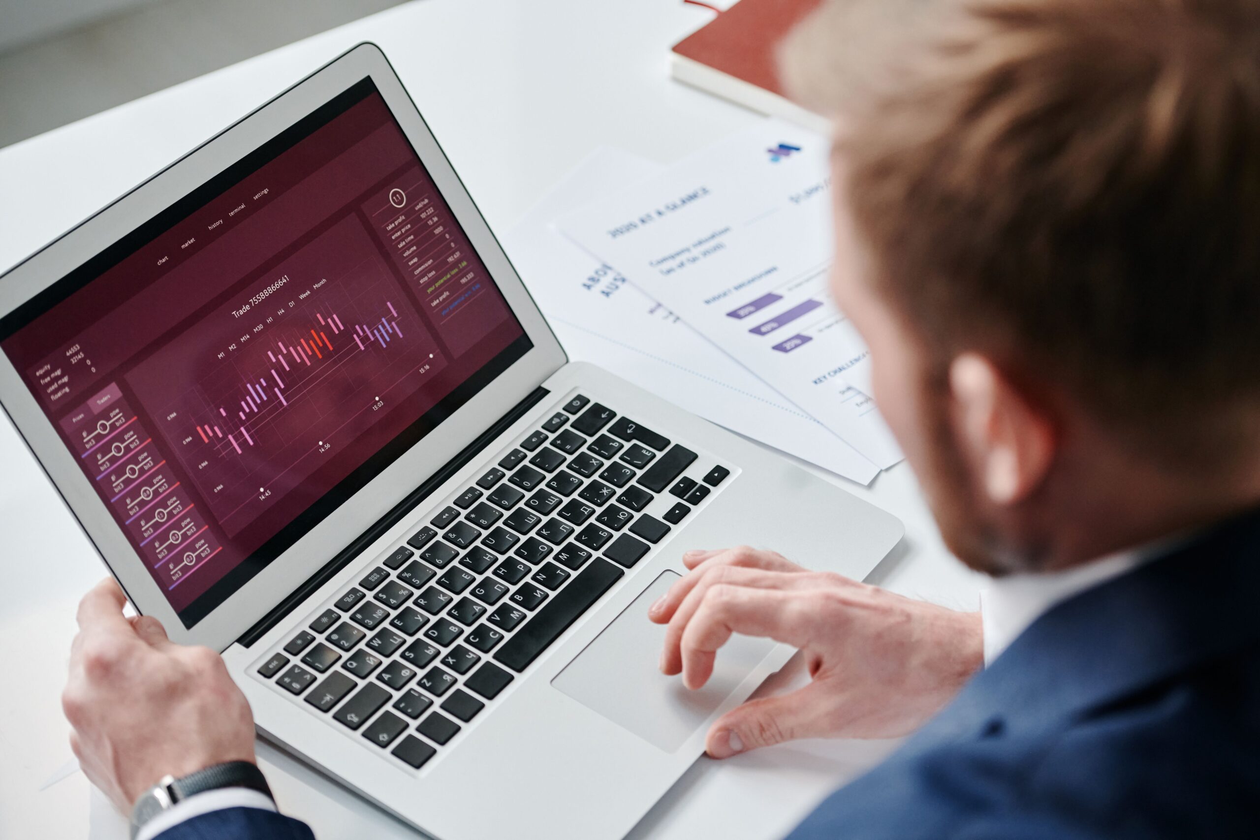 Gestor analizando un panel de datos financieros en su ordenador para la mitigación de riesgos y el análisis de ROI.