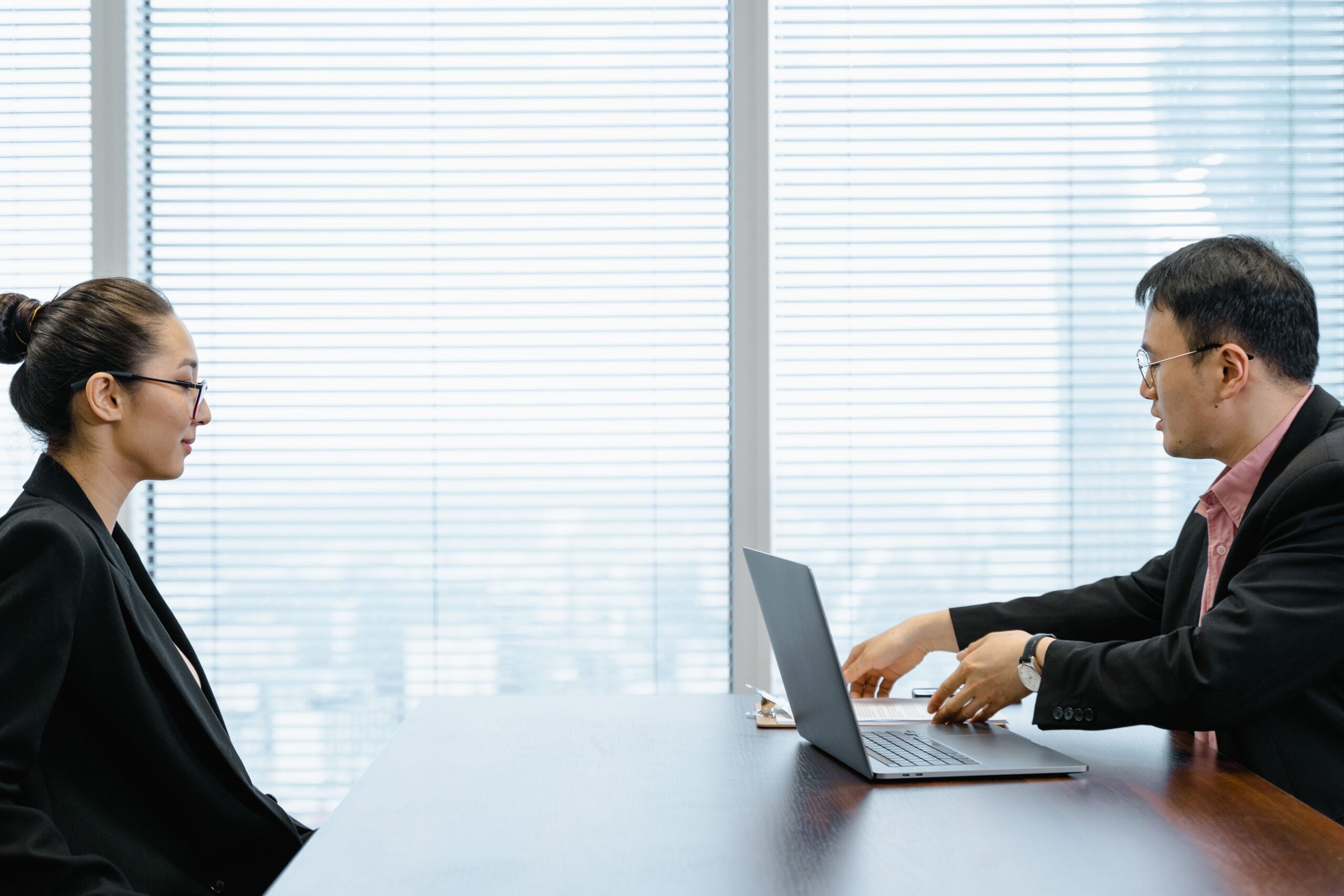 Entrevista de trabajo en una oficina corporativa, representando la aplicación de la IA en el análisis de talento y recursos humanos.