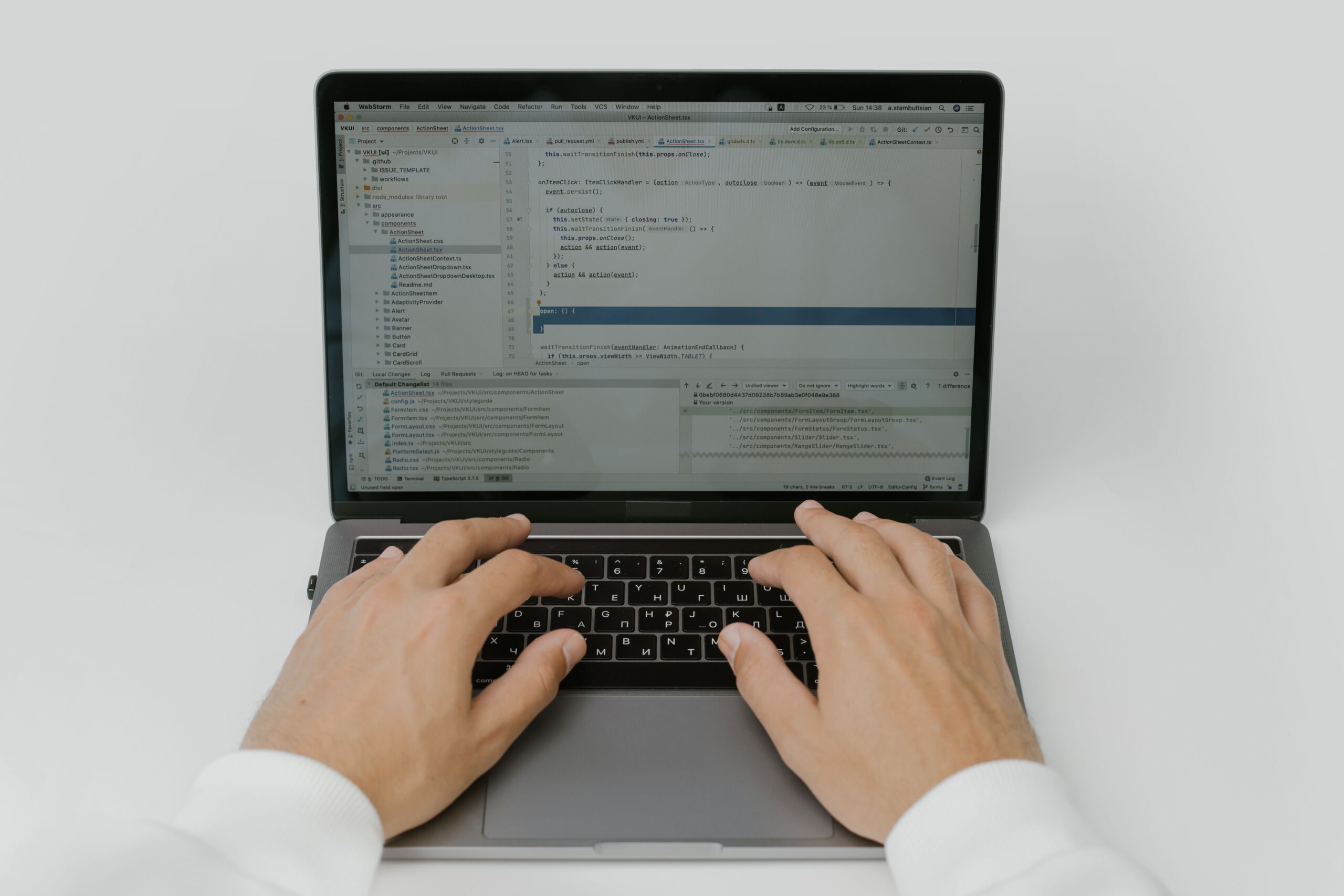 Primer plano de manos programando en un ordenador portátil, representando la configuración final y el uso de herramientas de desarrollo. Primer plano de manos programando en un ordenador portátil, representando la configuración final y el uso de herramientas de desarrollo.