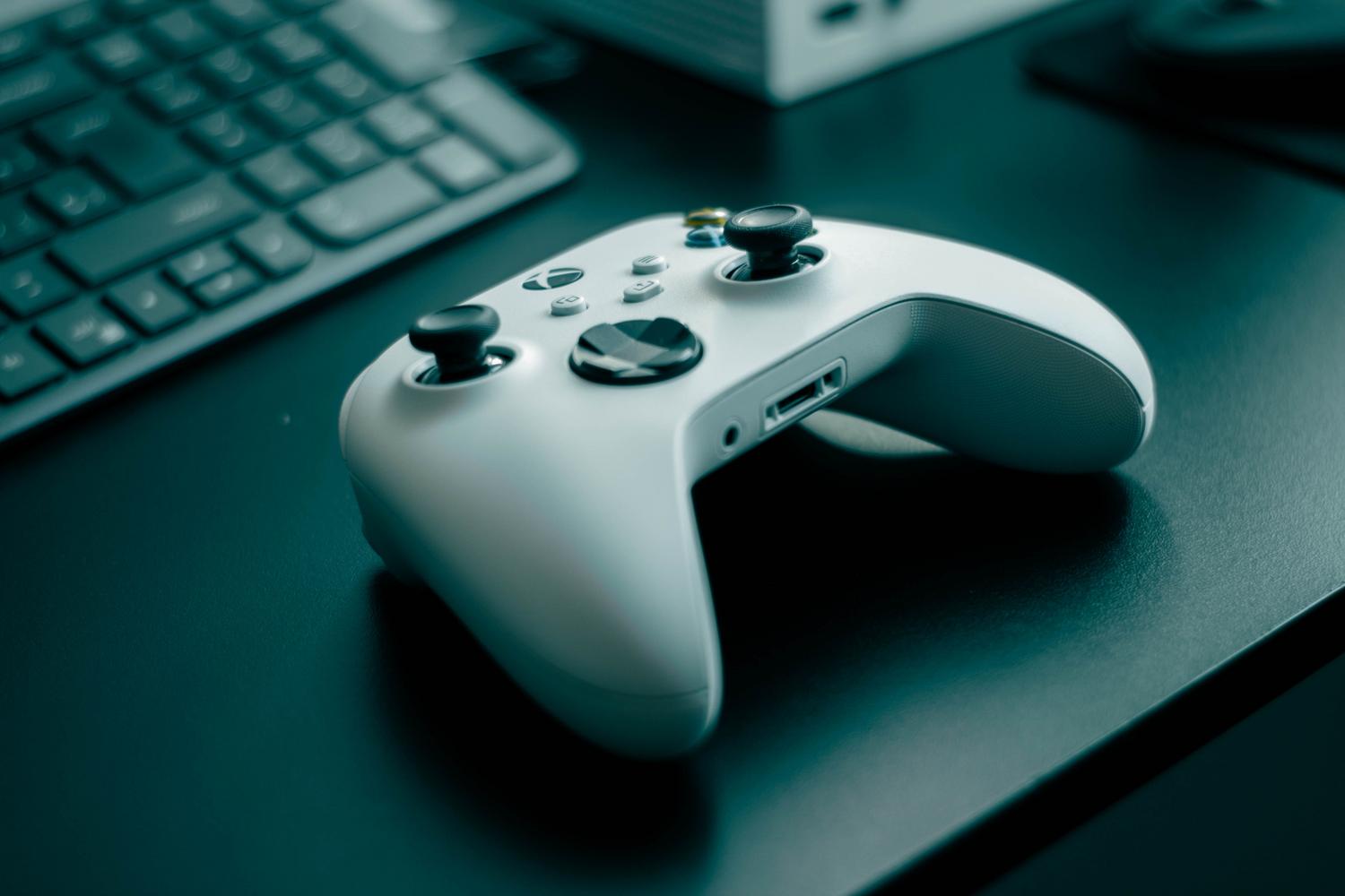 Mando de gaming blanco sobre un escritorio moderno y limpio, representando el resultado de un mantenimiento exitoso.