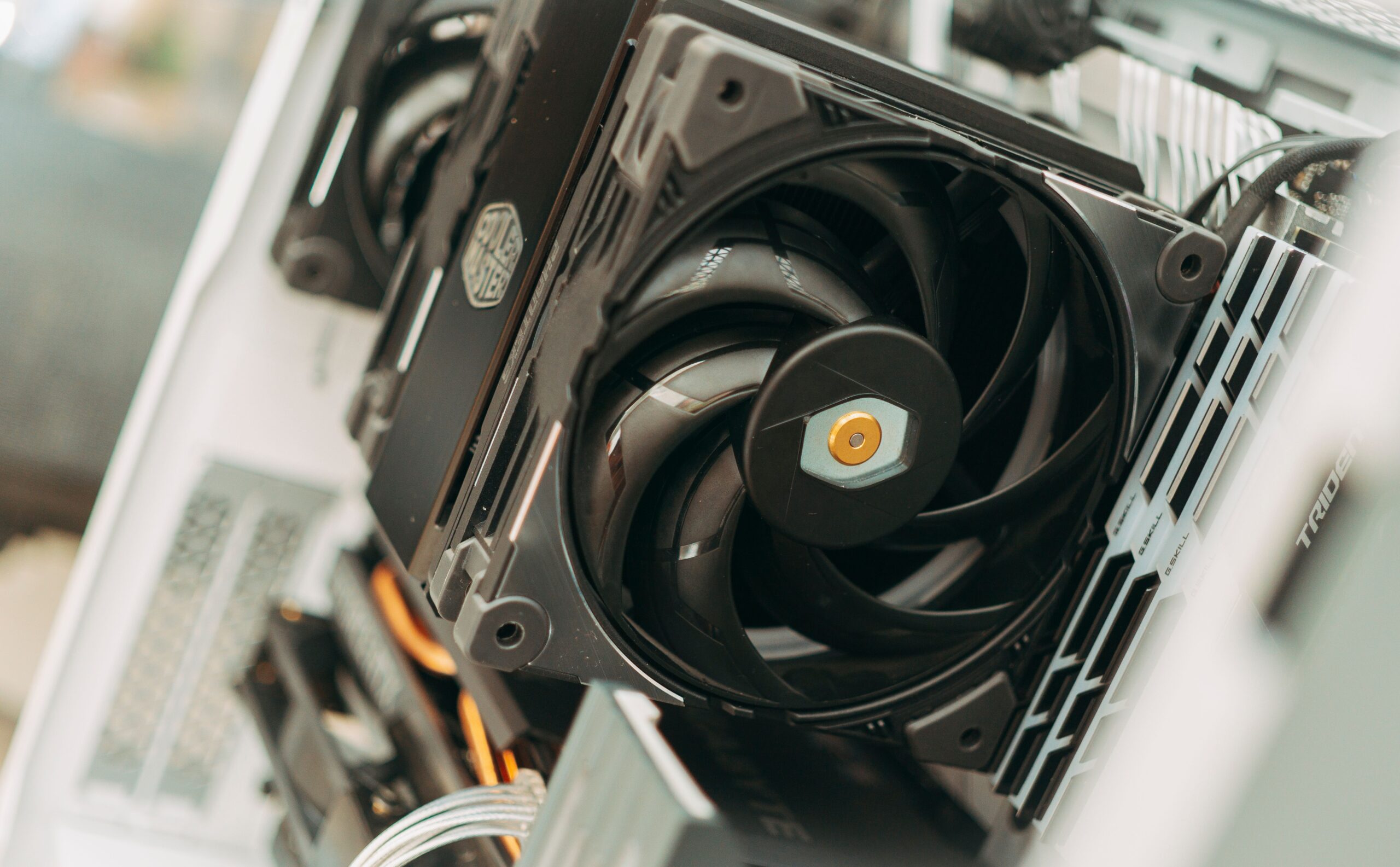 Primer plano de un ventilador de refrigeración instalado en el chasis de un PC de sobremesa.
