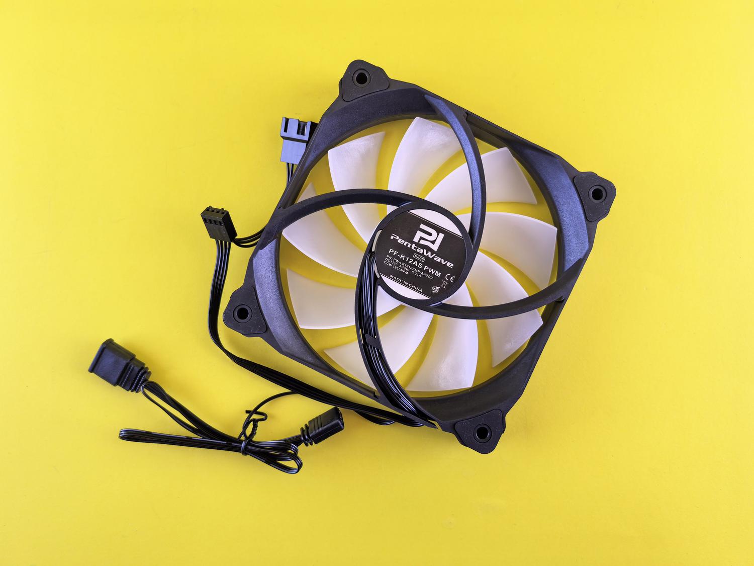 Ventilador PWM de alta gama para PC sobre fondo amarillo, destacando su diseño técnico.