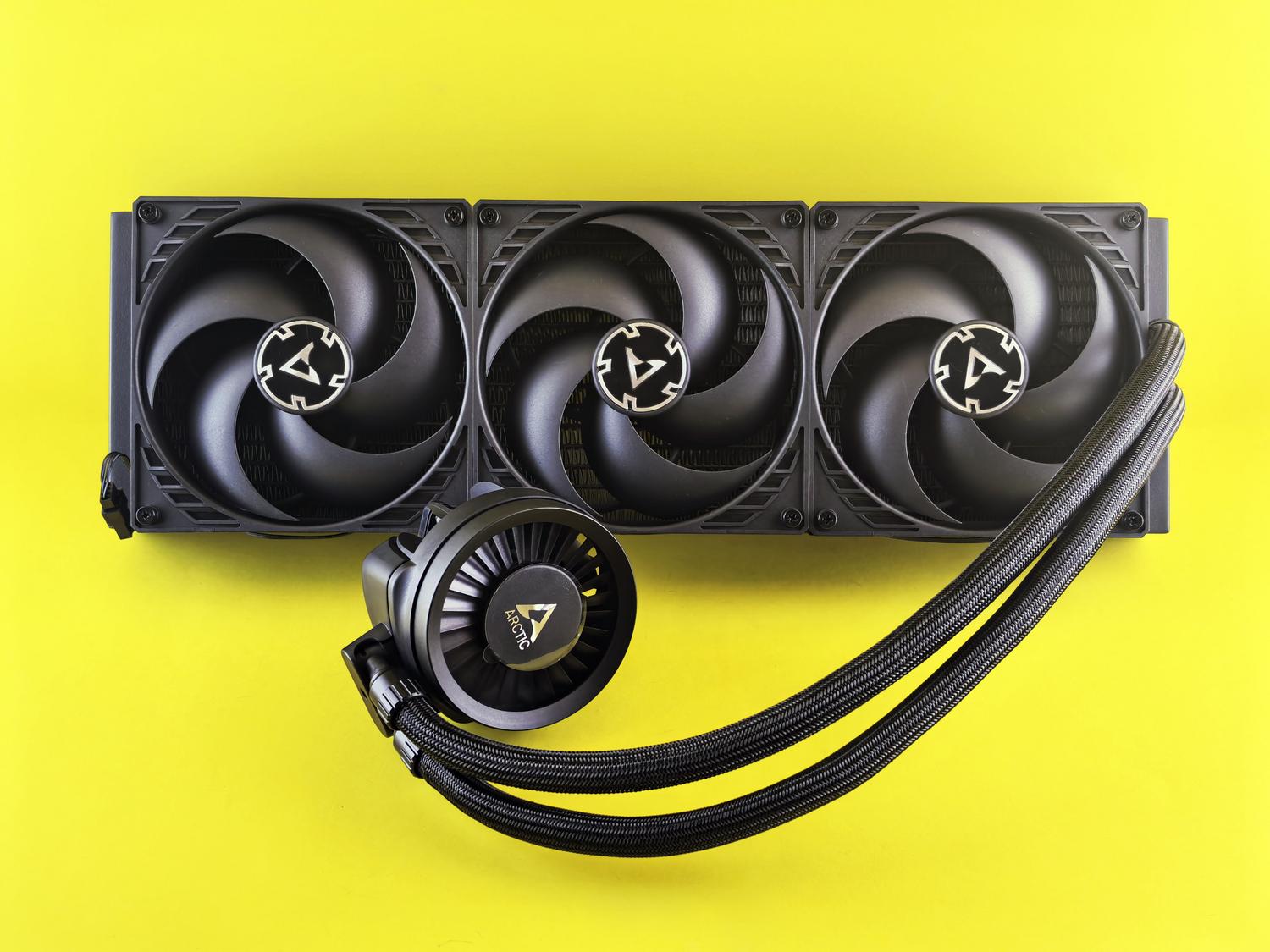 Sistema de refrigeración líquida AIO con radiador y ventiladores sobre fondo amarillo.