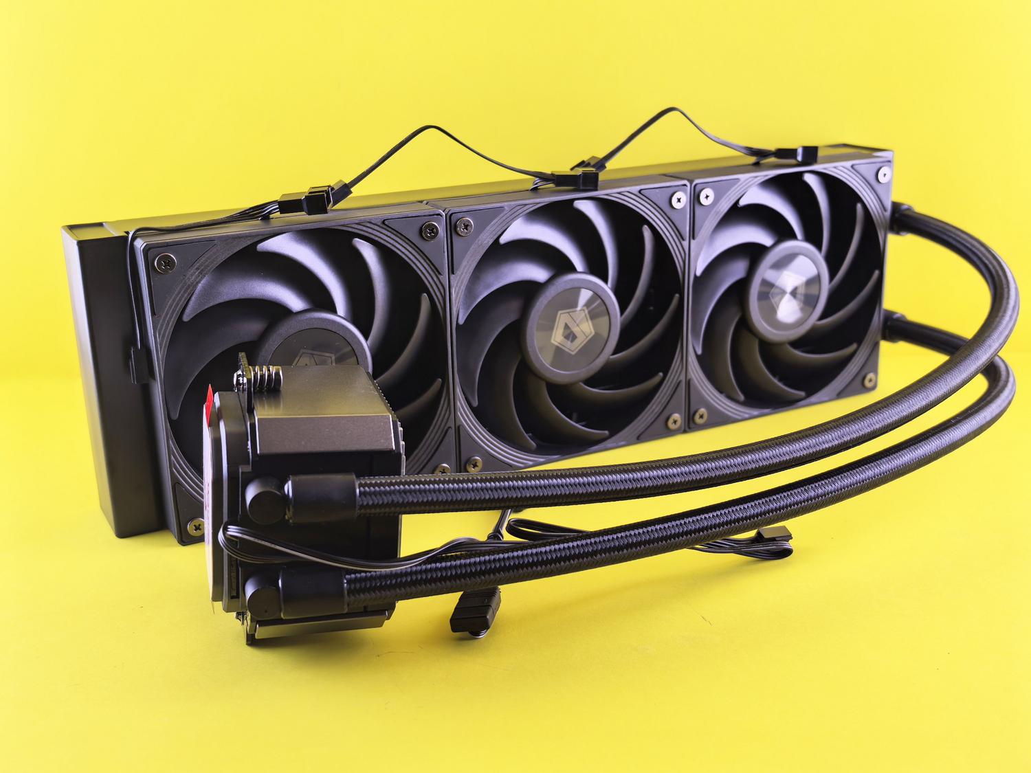 Radiador de refrigeración líquida con triple ventilador para optimizar el flujo de aire.