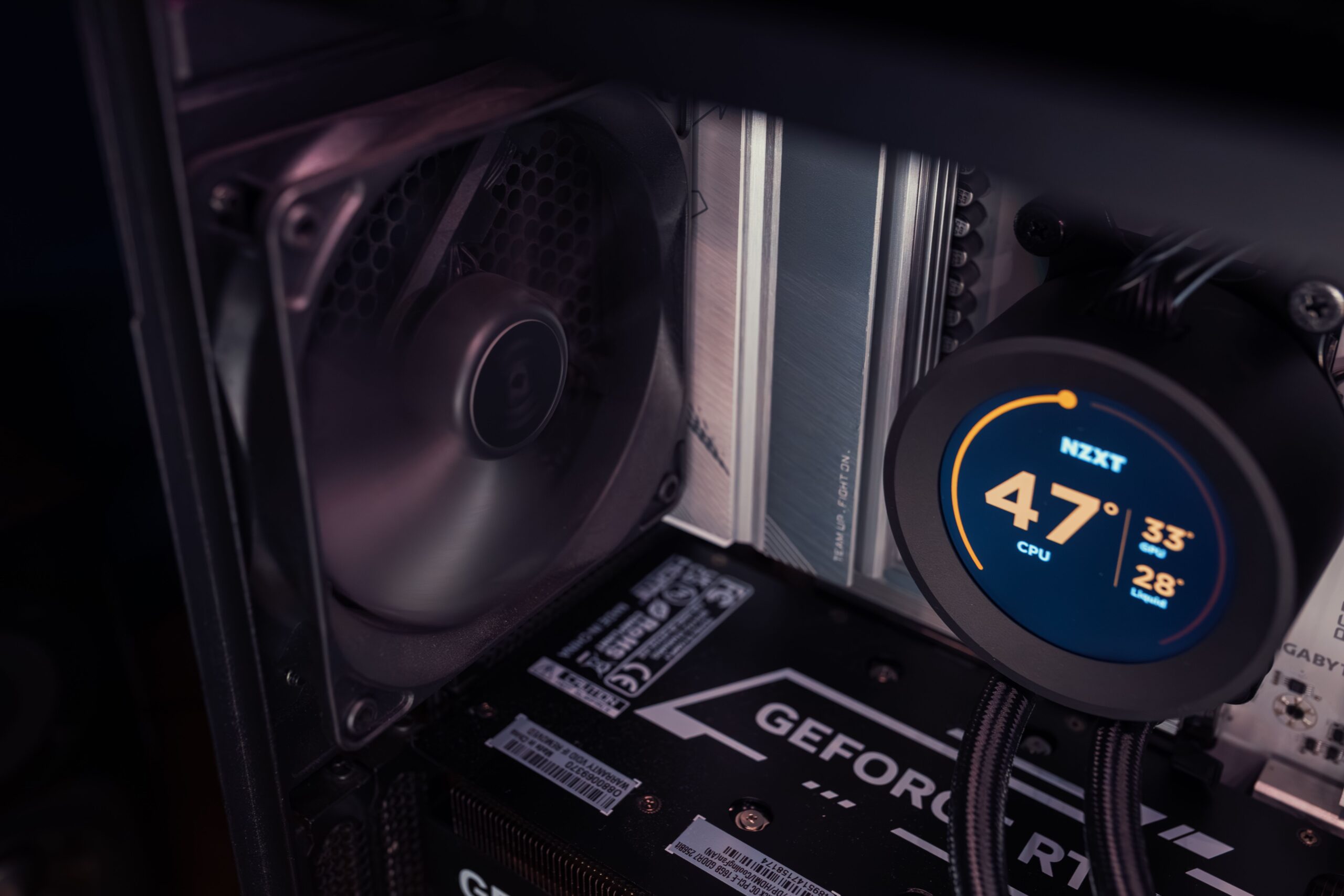 Detalle del sistema de refrigeración interno de un ordenador con una pantalla de lectura de temperatura digital.