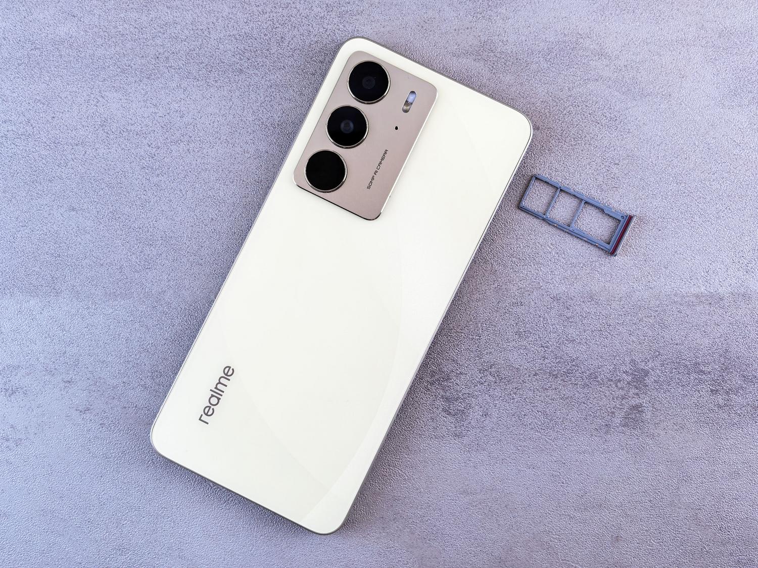 Smartphone moderno con la bandeja de la tarjeta SIM abierta para su limpieza o sustitución Smartphone moderno con la bandeja de la tarjeta SIM abierta para su limpieza o sustitución