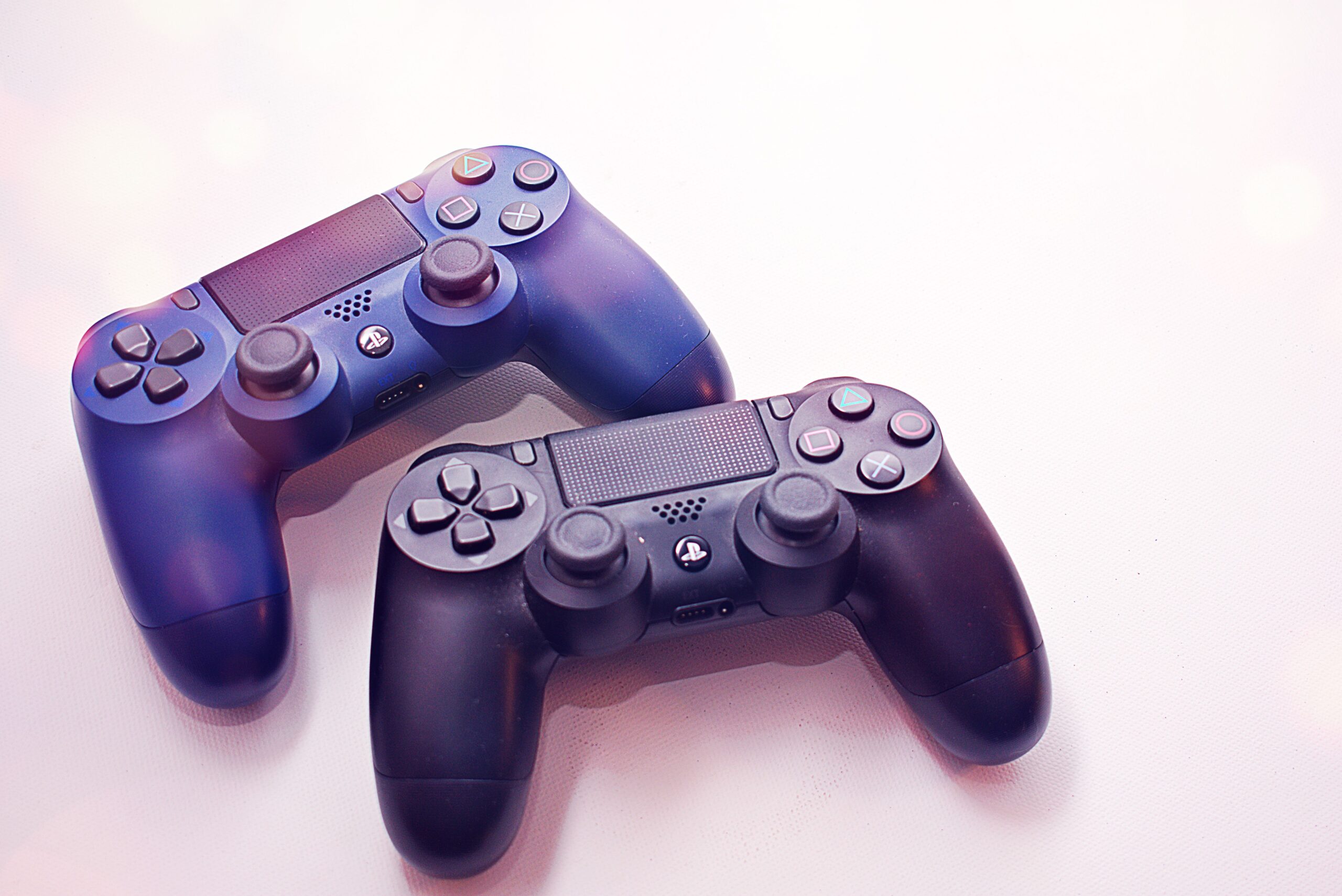 Mandos de consola de videojuegos sobre fondo blanco, representando los dispositivos que requieren optimización de red.