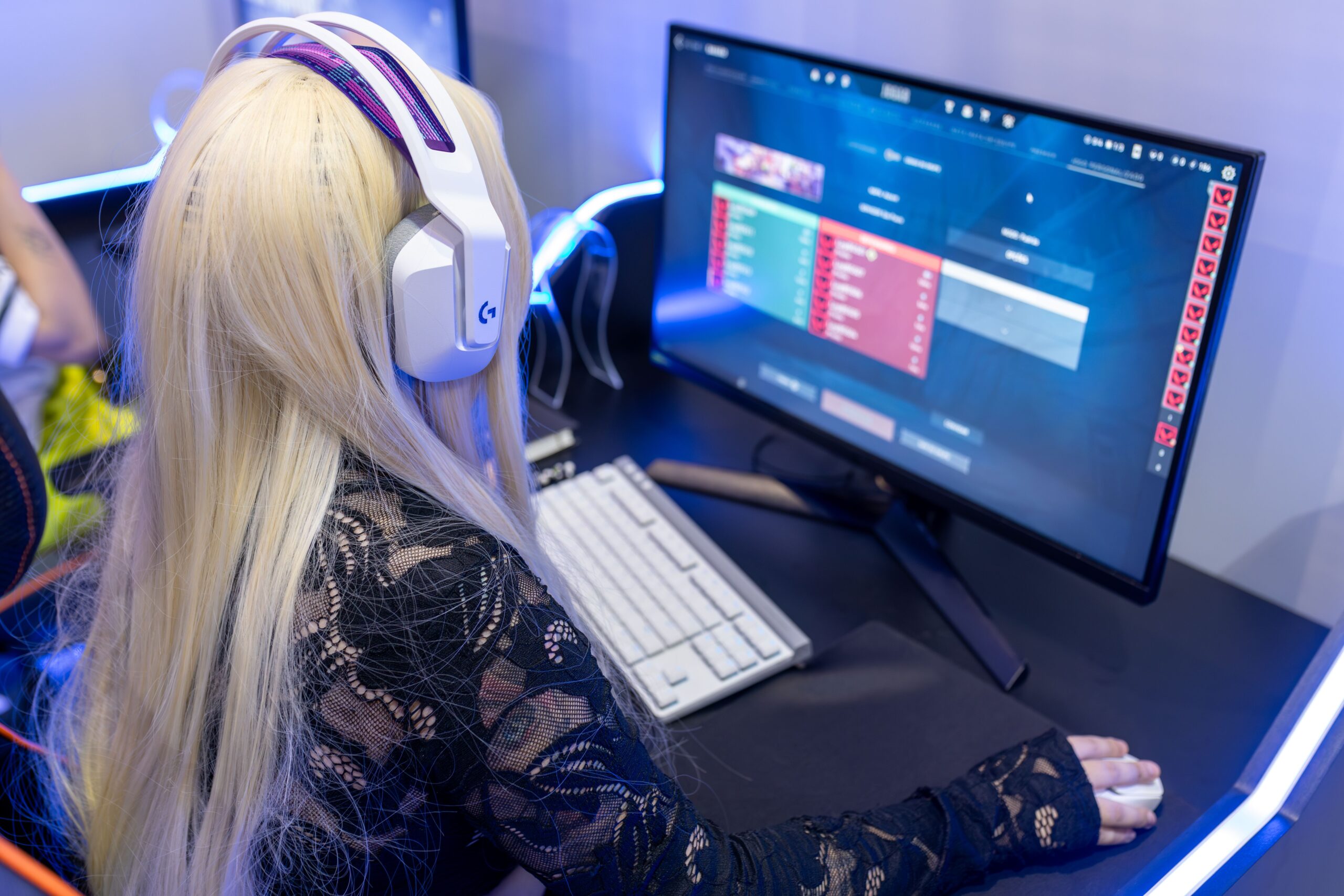 Gamer en un setup tecnológico con iluminación azul, representando la experiencia de juego optimizada.
