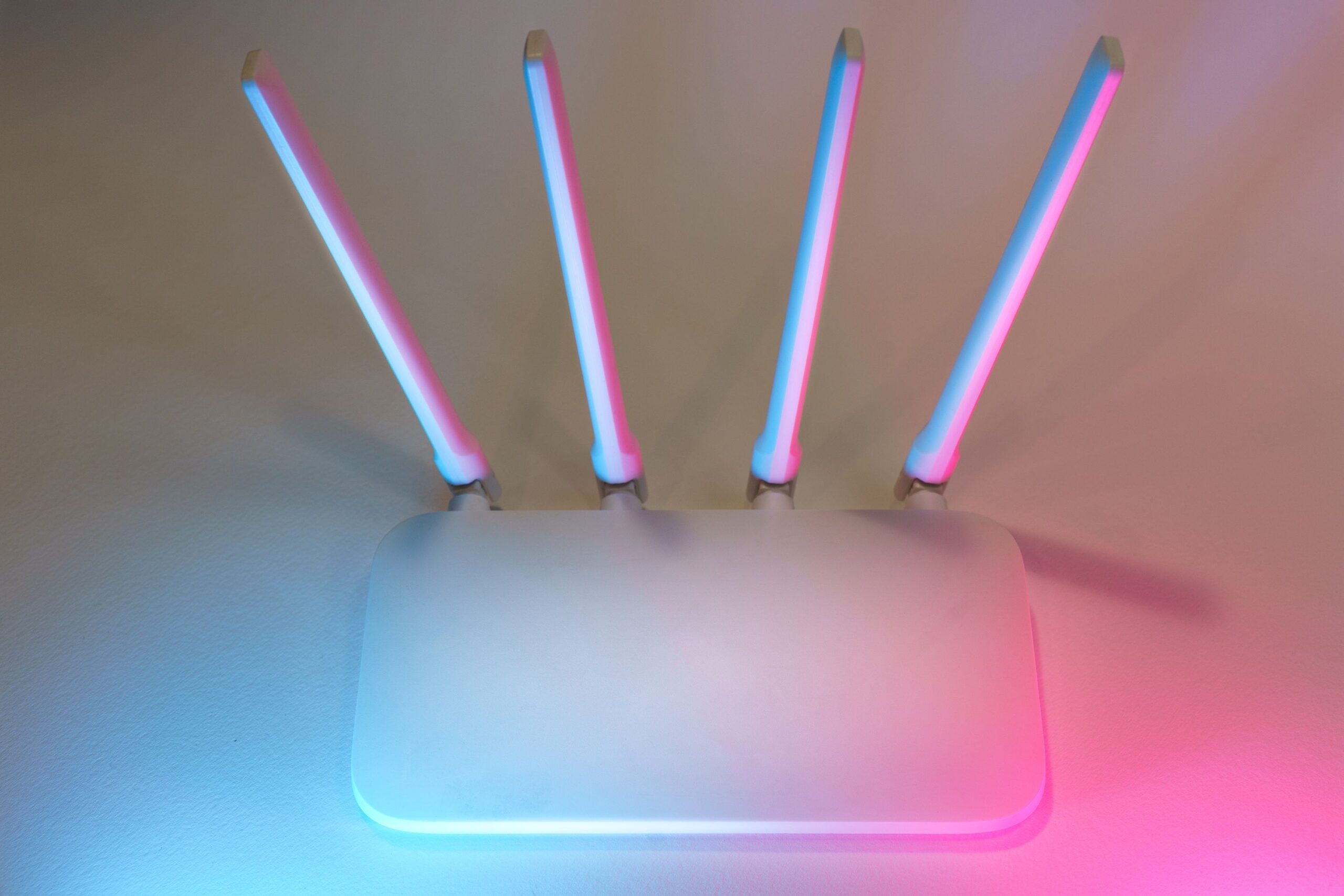 Router inalámbrico avanzado con antenas y luces RGB, simbolizando el centro de gestión de NAT y puertos.
