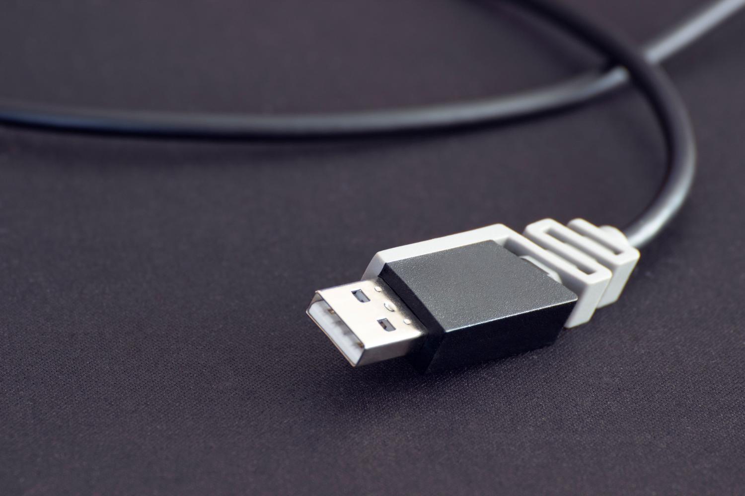 Detalle de un cable USB negro para comprobar el estado físico de la conexión.