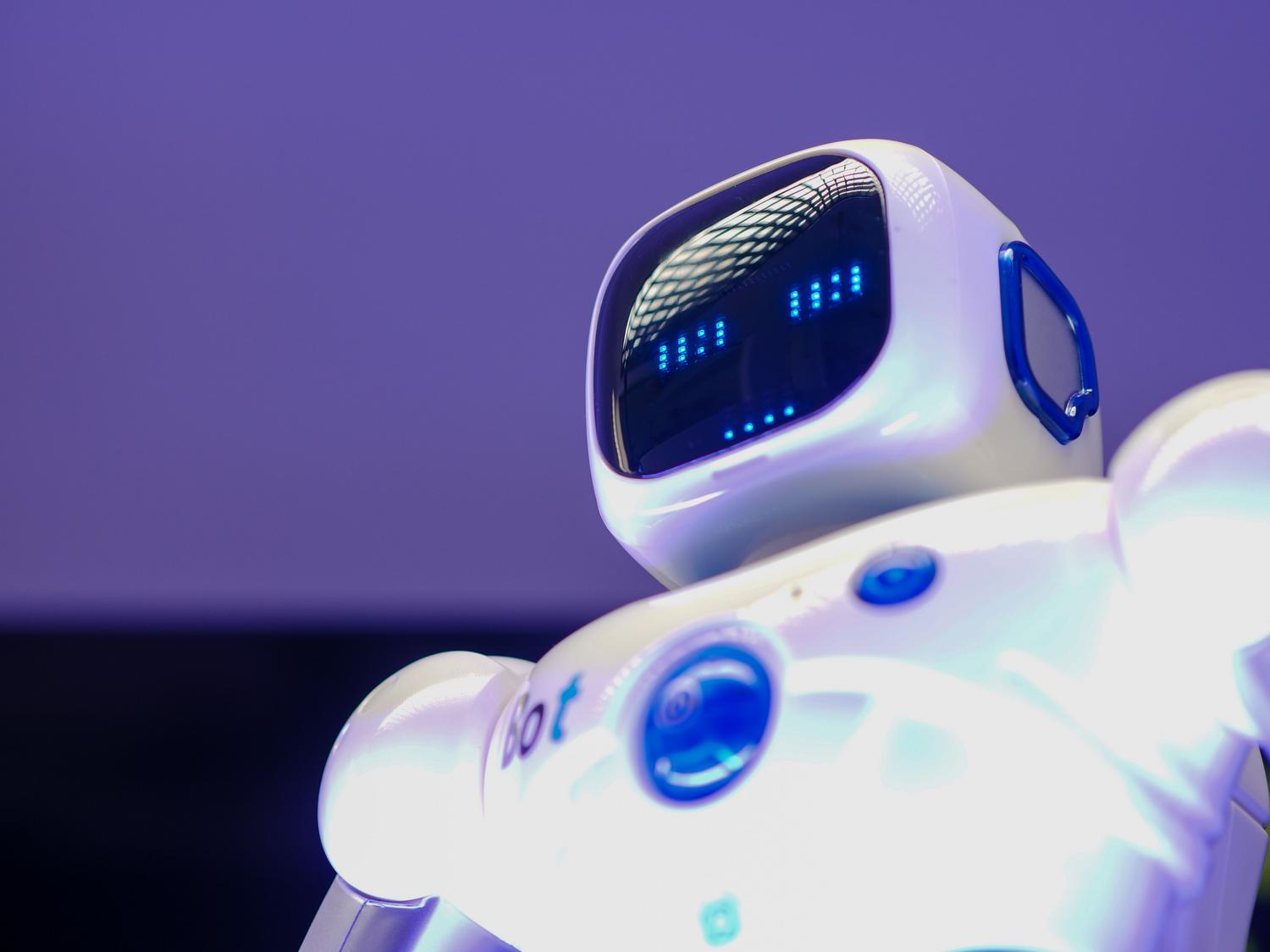 Robot humanoide moderno con rostro digital, simbolizando la inteligencia artificial avanzada y la innovación tecnológica.