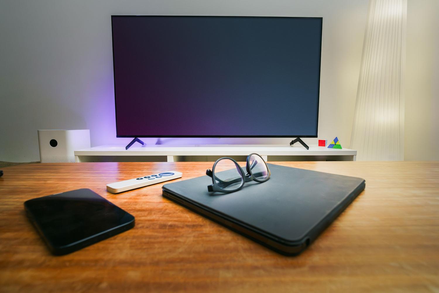 Salón moderno con Smart TV y dispositivos inteligentes en un ambiente acogedor